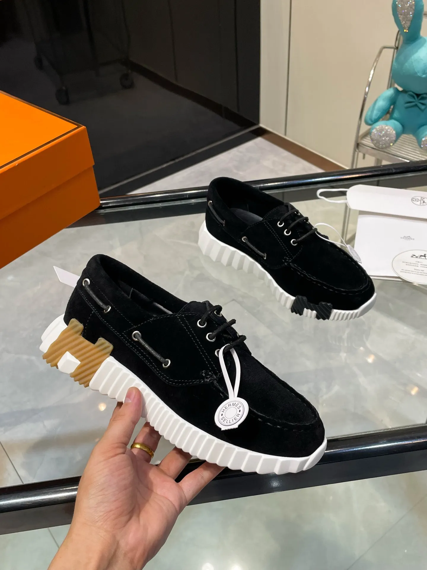 Hermes 280💰顶级版本爱马仕H家经典 休闲运动鞋，最高版本，鞋底上饰以夸张&ldquo;H&rdquo;字母，斜体设计和鲜艳色彩展现活力，延续品牌设计灵感！ 非常漂亮的一款休闲鞋，大气而又不失可爱！经典的款型，独具魅力的增高鞋！ 原版面料1:1，内里为原版透气进口羊皮里，垫脚进口羊皮，大底定制私模：T P U十P U抽真空一体成型，原版套楦工艺，原版包装盒📦配鞋履收纳袋，手提袋，鞋盒带蓝光防伪标识！ 女码35.36.37.38.39.40.41.42 男码39.40.41.42.43.44.45.46