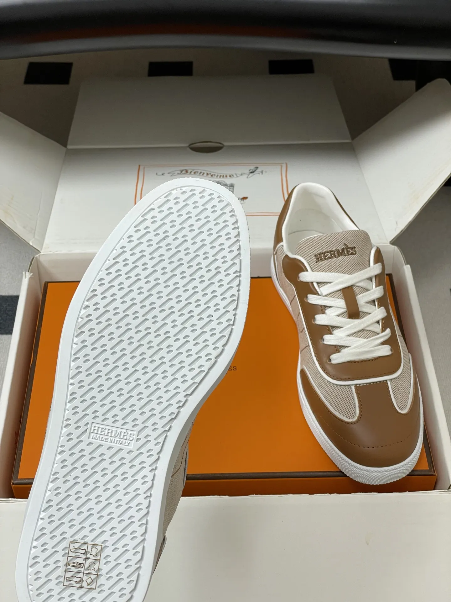 p330-莞产（配高档飞机盒✈️） Hermes 爱马仕🐎H家 2026春夏新款 Match运动鞋系列系带休闲运动鞋德训鞋平底小白鞋 运动风格山羊皮和小牛皮运动鞋，饰有镂孔