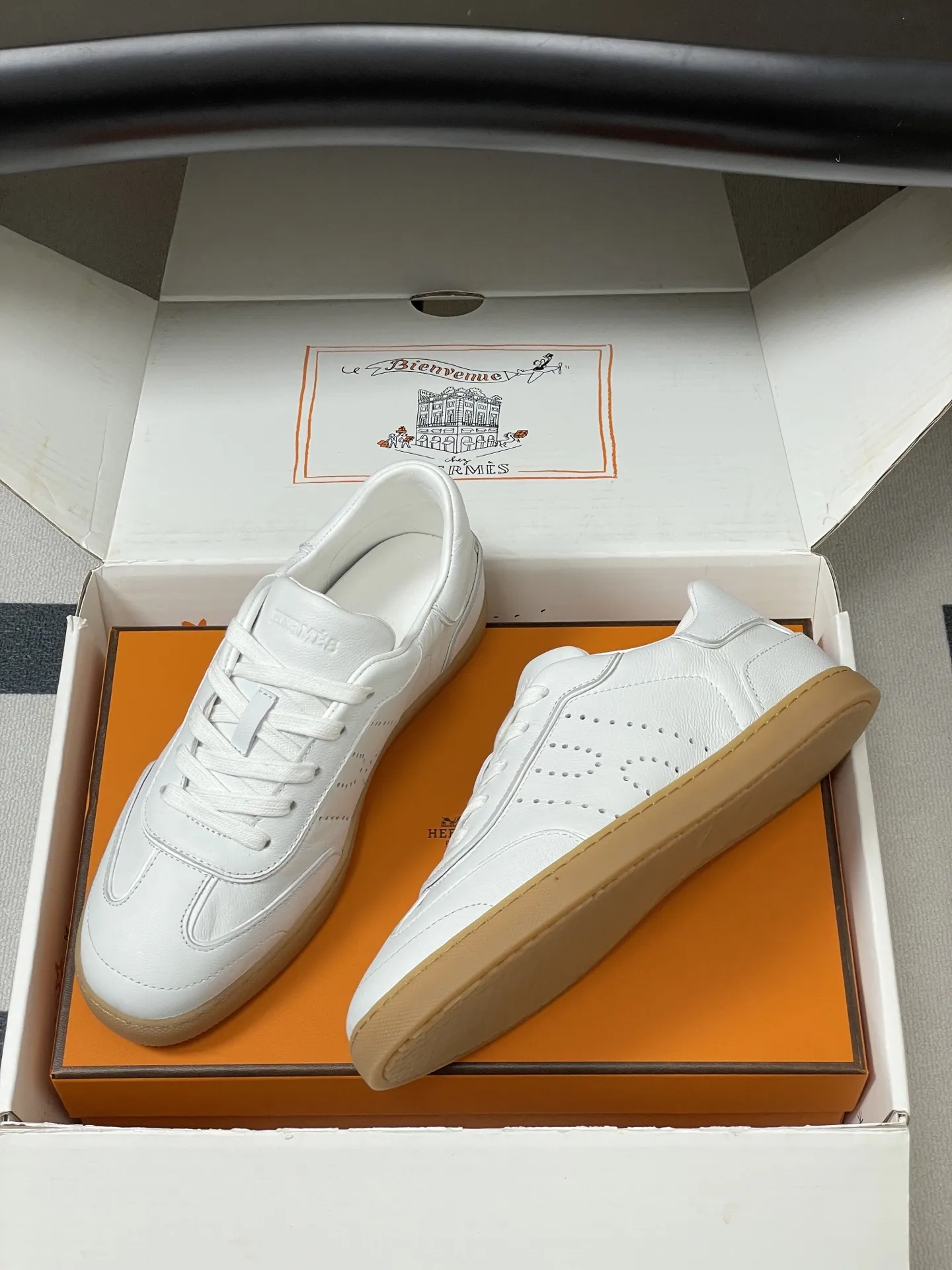 p330-莞产(配高档飞机盒✈️) Hermes 爱马仕🐎H家 2026春夏新款 Match运动鞋系列系带休闲运动鞋德训鞋平底小白鞋 运动风格山羊皮和小牛皮运动鞋,饰有镂孔