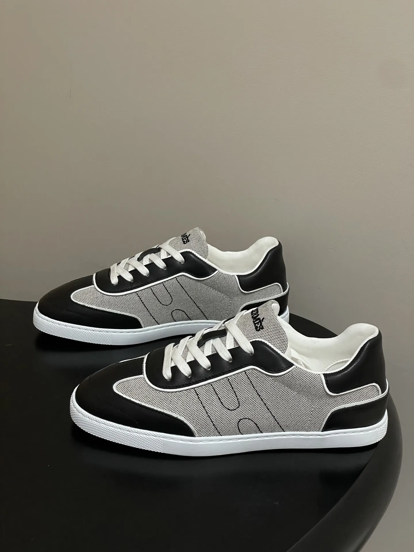 p330-莞产(配高档飞机盒✈️) Hermes 爱马仕🐎H家 2026春夏新款 Match运动鞋系列系带休闲运动鞋德训鞋平底小白鞋 运动风格山羊皮和小牛皮运动鞋,饰有镂孔