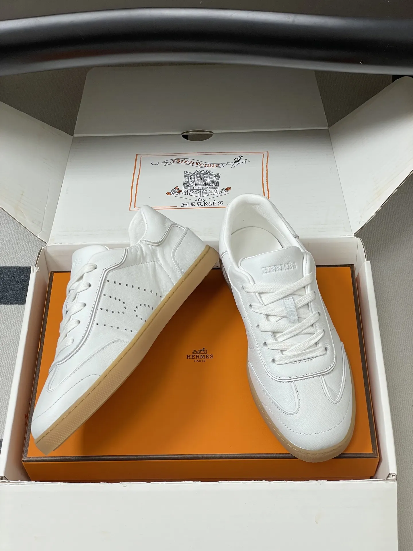 p330-莞产(配高档飞机盒✈️) Hermes 爱马仕🐎H家 2026春夏新款 Match运动鞋系列系带休闲运动鞋德训鞋平底小白鞋 运动风格山羊皮和小牛皮运动鞋,饰有镂孔