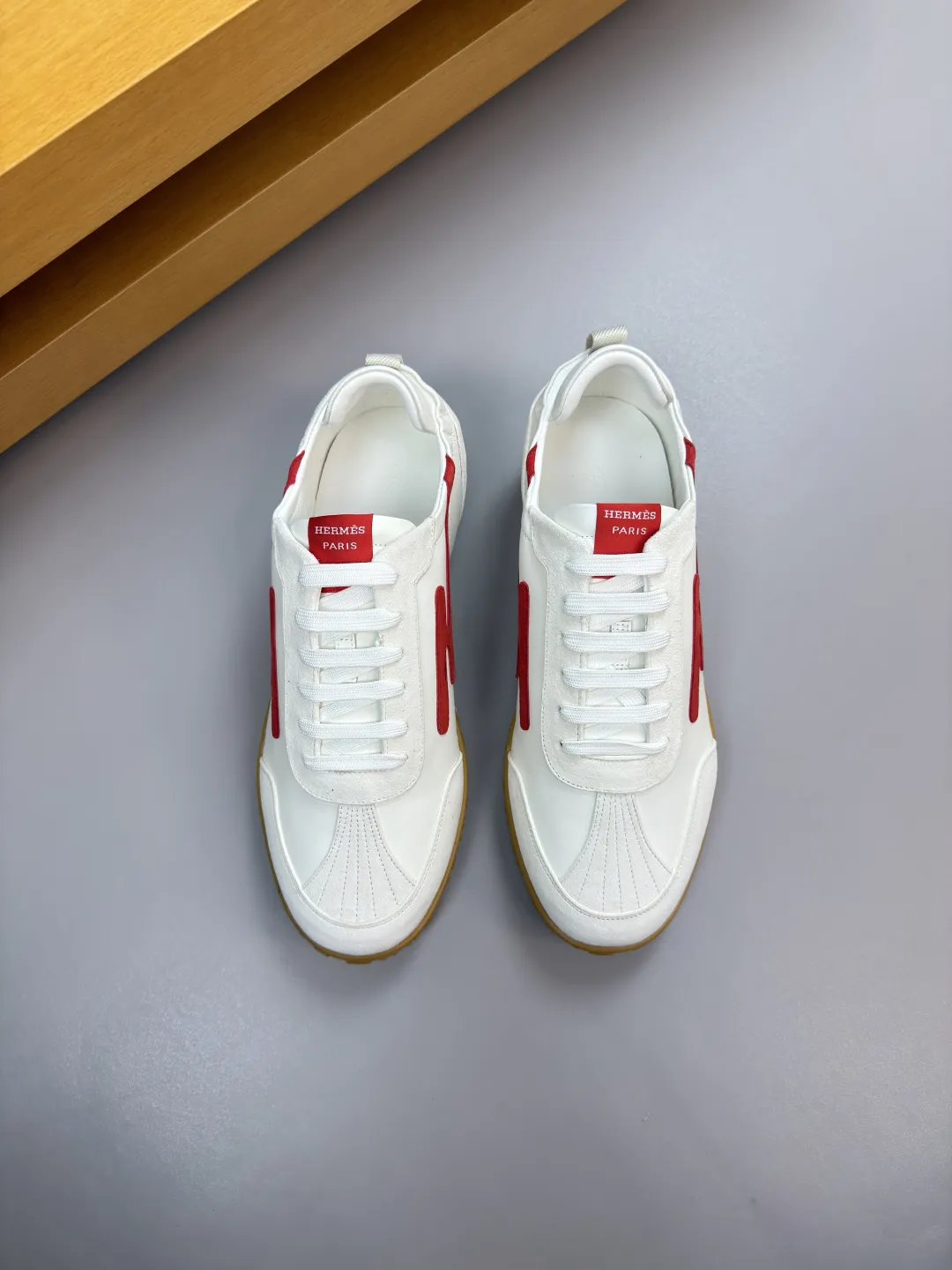 【 HERMES】爱马仕 P350💰 -高端品质 原单&middot;休闲运动鞋 -鞋面：🔝反绒羊京皮、纳帕小牛皮、鞋身车缝品牌&rsquo;H&rsquo;图腾、鞋舌.车缝品牌logo布标、后跟.品牌织带 -内里：水染牛皮 -大底：超轻TPU发泡&middot;橡胶：组合成型双色大底 -超高品控&middot;做工精细：凸显(高端&middot;贵气&middot;档次) -Size ：39-44（38，45，46，47，可订做)&middot;H0183