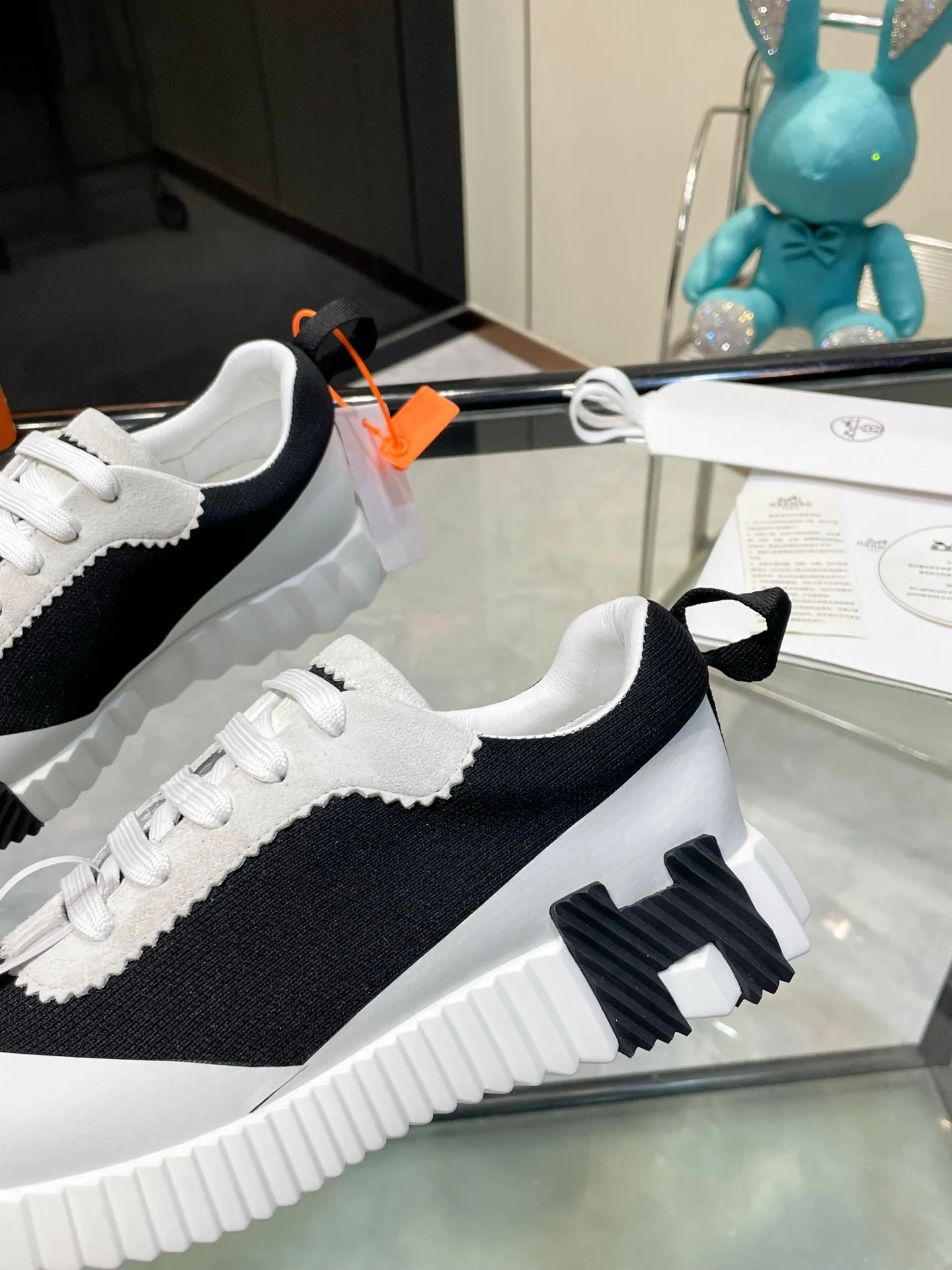 Hermes 270💰顶级版本爱马仕H家经典 休闲运动鞋,最高版本,鞋底上饰以夸张“H”字母,斜体设计和鲜艳色彩展现活力,延续品牌设计灵感! 非常漂亮的一款休闲鞋,大气而又不失可爱!经典的款型,独具魅力的增高鞋! 原版面料1:1,内里为原版透气进口羊皮里,垫脚进口羊皮,大底定制私模:T P U十P U抽真空一体成型,原版套楦工艺,原版包装盒📦配鞋履收纳袋,手提袋,鞋盒带蓝光防伪标识! 女码35.36.37.38.39.40.41.42 男码39.40.41.42.43.44.45.46