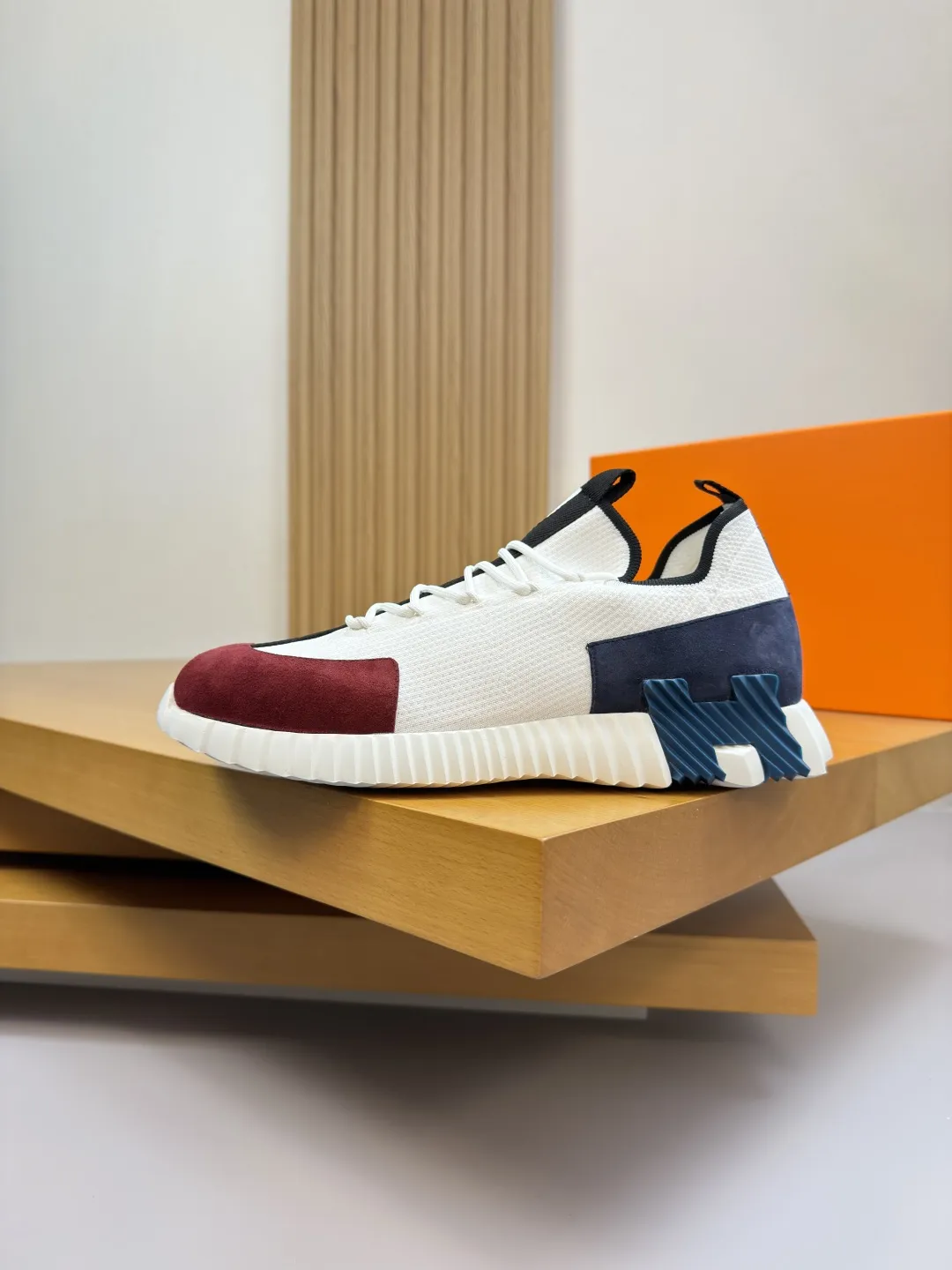 【 HERMES】爱马仕 P330💰 -高端品质 原单&middot;休闲运动鞋 -鞋面：🔝反绒小牛皮、品牌飞织（针织）布匹、鞋舌.后跟.品牌织带 -内里：垫脚；水染牛皮 -大底：超轻TPU发泡&middot;橡胶：组合成型双色大底 -超高品控&middot;做工精细：凸显(高端&middot;贵气&middot;档次) -Size ：38-44（45，46，47，可订做)&middot;H0183