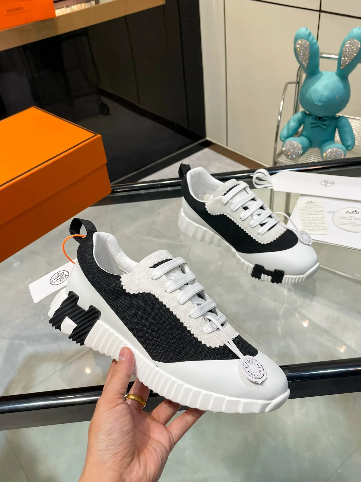 Hermes 270💰顶级版本爱马仕H家经典 休闲运动鞋，最高版本，鞋底上饰以夸张&ldquo;H&rdquo;字母，斜体设计和鲜艳色彩展现活力，延续品牌设计灵感！ 非常漂亮的一款休闲鞋，大气而又不失可爱！经典的款型，独具魅力的增高鞋！ 原版面料1:1，内里为原版透气进口羊皮里，垫脚进口羊皮，大底定制私模：T P U十P U抽真空一体成型，原版套楦工艺，原版包装盒📦配鞋履收纳袋，手提袋，鞋盒带蓝光防伪标识！ 女码35.36.37.38.39.40.41.42 男码39.40.41.42.43.44.45.46