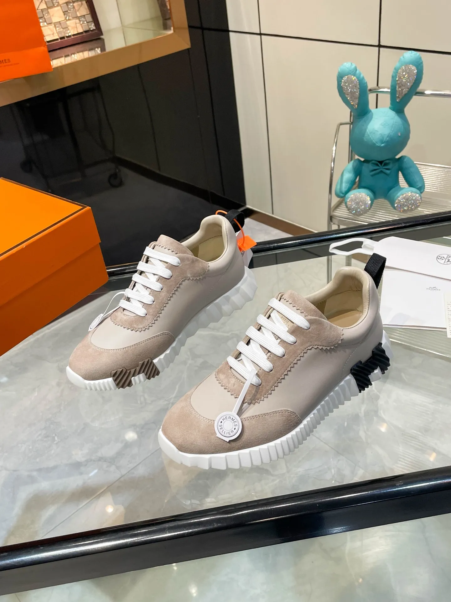 Hermes 280💰顶级版本爱马仕H家经典 休闲运动鞋,最高版本,鞋底上饰以夸张“H”字母,斜体设计和鲜艳色彩展现活力,延续品牌设计灵感! 非常漂亮的一款休闲鞋,大气而又不失可爱!经典的款型,独具魅力的增高鞋! 原版面料1:1,内里为原版透气进口羊皮里,垫脚进口羊皮,大底定制私模:T P U十P U抽真空一体成型,原版套楦工艺,原版包装盒📦配鞋履收纳袋,手提袋,鞋盒带蓝光防伪标识! 女码35.36.37.38.39.40.41.42 男码39.40.41.42.43.44.45.46