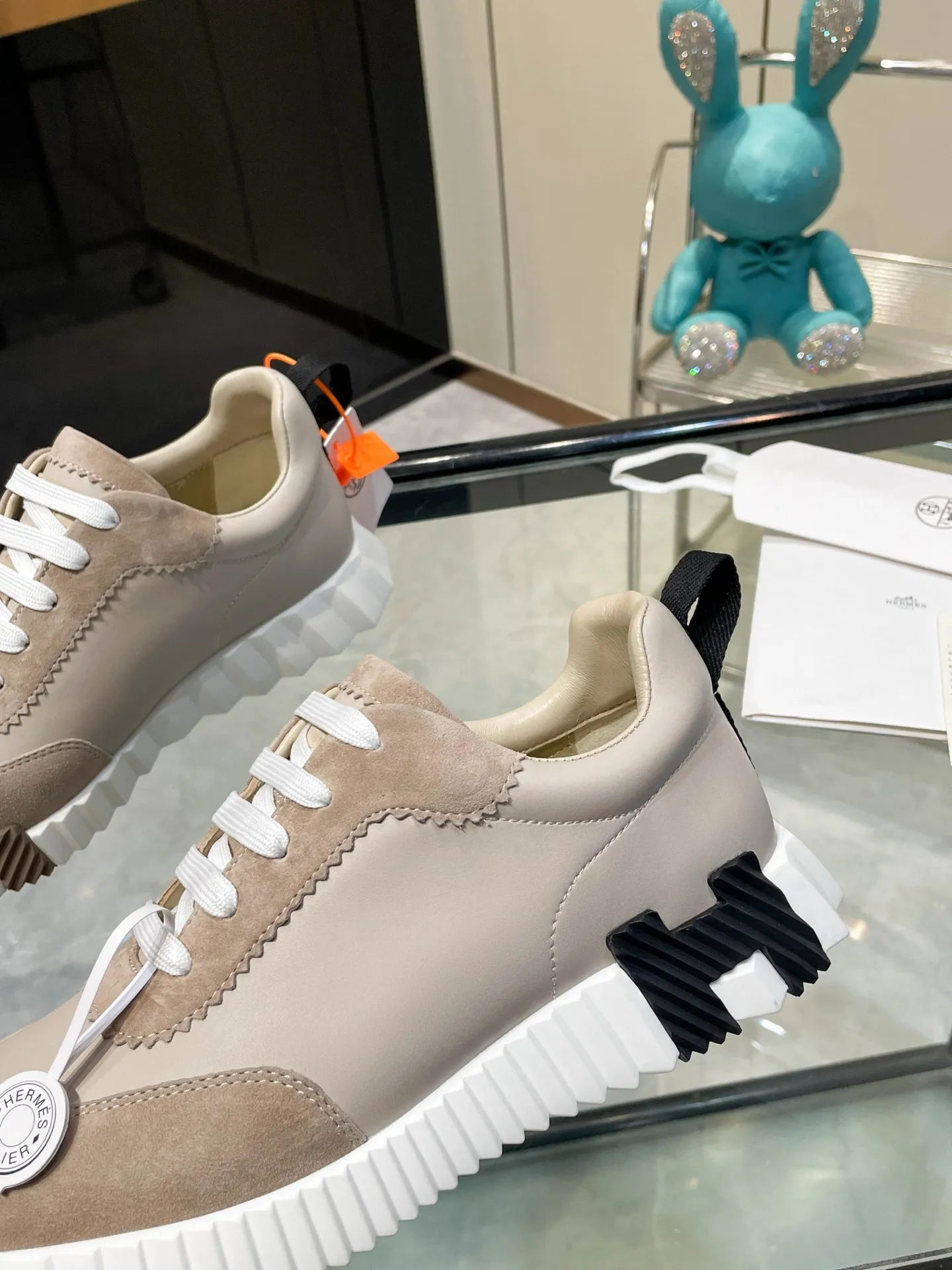 Hermes 280💰顶级版本爱马仕H家经典 休闲运动鞋,最高版本,鞋底上饰以夸张“H”字母,斜体设计和鲜艳色彩展现活力,延续品牌设计灵感! 非常漂亮的一款休闲鞋,大气而又不失可爱!经典的款型,独具魅力的增高鞋! 原版面料1:1,内里为原版透气进口羊皮里,垫脚进口羊皮,大底定制私模:T P U十P U抽真空一体成型,原版套楦工艺,原版包装盒📦配鞋履收纳袋,手提袋,鞋盒带蓝光防伪标识! 女码35.36.37.38.39.40.41.42 男码39.40.41.42.43.44.45.46