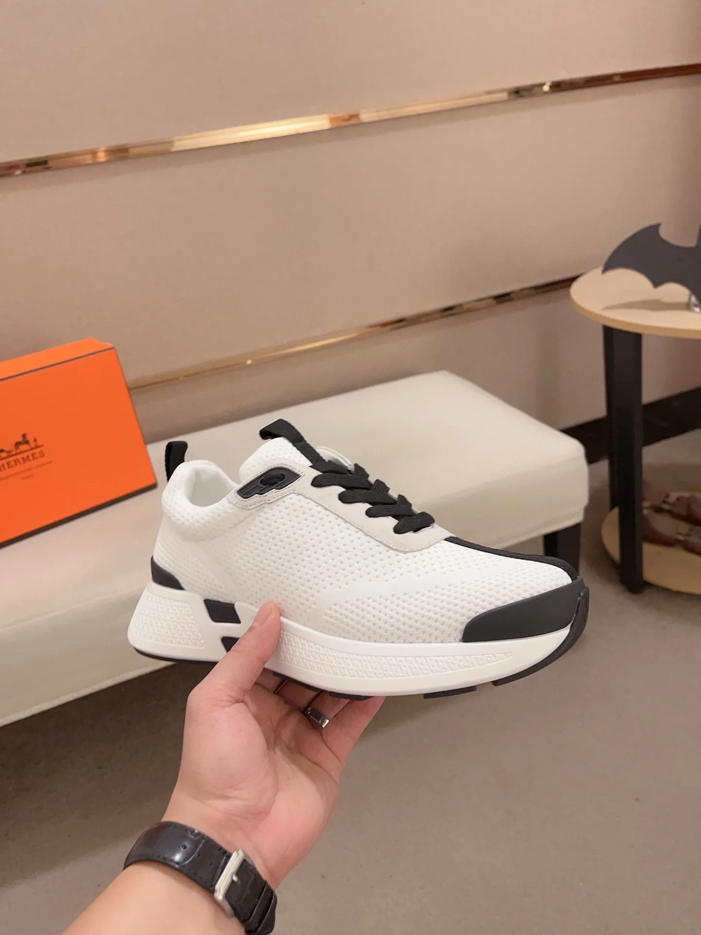 工厂价: 270💰《HERMES》【经典原单&bull;版本】爱马仕；顶级🔝代购🔍🔍男士最新🇺🇸专柜同步发售，意大利进口原版▲▲丝绸牛皮搭配透气布料▲▲（凸显高端&middot;贵气&middot;档次）做工考究（意大利🇮🇹进口水染🐂牛皮内里）鞋底：原厂特供原版底，⚠️独家双层活动&middot;TPR&middot;橡胶&middot;组合成型大底;超级&middot;舒适&middot;耐磨&middot;防滑&middot;环保 实物拍摄实物更漂亮（高品质&middot;跟单货）可随意进出专柜＊ 码数：38&middot;39&middot;40&middot;41&middot;42&middot;43&middot;44#（可订做45.)