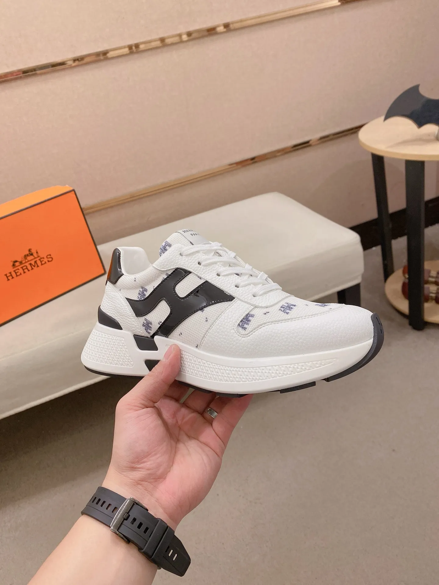 工厂价: 270💰《HERMES》【经典原单•版本】爱马仕;顶级🔝代购🔍🔍男士最新🇺🇸专柜同步发售,意大利进口原版▲▲牛皮▲▲(凸显高端·贵气·档次)做工考究(意大利🇮🇹进口水染🐂牛皮内里)鞋底:原厂特供原版底,⚠️独家双层活动·TPR·橡胶·组合成型大底;超级·舒适·耐磨·防滑·环保 实物拍摄实物更漂亮(高品质·跟单货)可随意进出专柜* 码数:39-45(可定做38.46不退换)