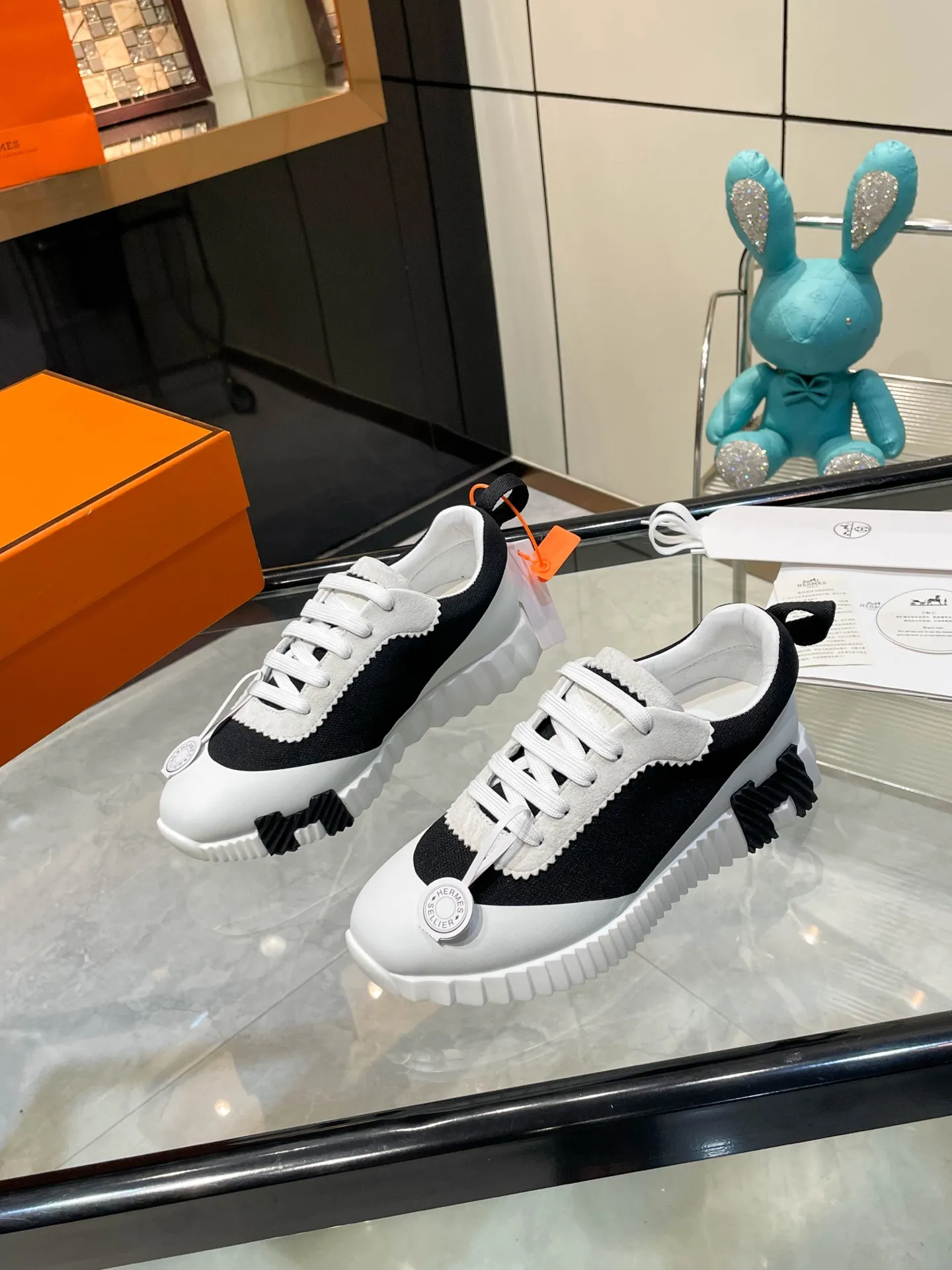 Hermes 270💰顶级版本爱马仕H家经典 休闲运动鞋,最高版本,鞋底上饰以夸张“H”字母,斜体设计和鲜艳色彩展现活力,延续品牌设计灵感! 非常漂亮的一款休闲鞋,大气而又不失可爱!经典的款型,独具魅力的增高鞋! 原版面料1:1,内里为原版透气进口羊皮里,垫脚进口羊皮,大底定制私模:T P U十P U抽真空一体成型,原版套楦工艺,原版包装盒📦配鞋履收纳袋,手提袋,鞋盒带蓝光防伪标识! 女码35.36.37.38.39.40.41.42 男码39.40.41.42.43.44.45.46