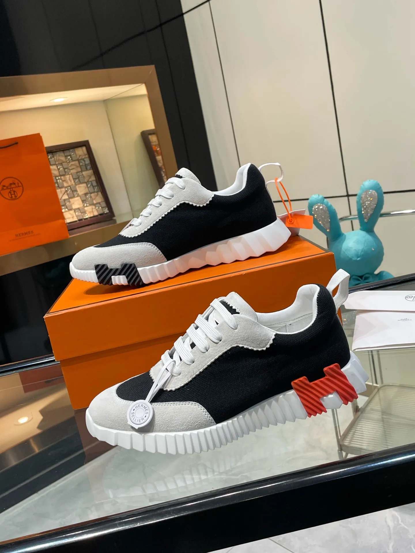 Hermes 270💰顶级版本爱马仕H家经典 休闲运动鞋，最高版本，鞋底上饰以夸张&ldquo;H&rdquo;字母，斜体设计和鲜艳色彩展现活力，延续品牌设计灵感！ 非常漂亮的一款休闲鞋，大气而又不失可爱！经典的款型，独具魅力的增高鞋！ 原版面料1:1，内里为原版透气进口羊皮里，垫脚进口羊皮，大底定制私模：T P U十P U抽真空一体成型，原版套楦工艺，原版包装盒📦配鞋履收纳袋，手提袋，鞋盒带蓝光防伪标识！ 女码35.36.37.38.39.40.41.42 男码39.40.41.42.43.44.45.46