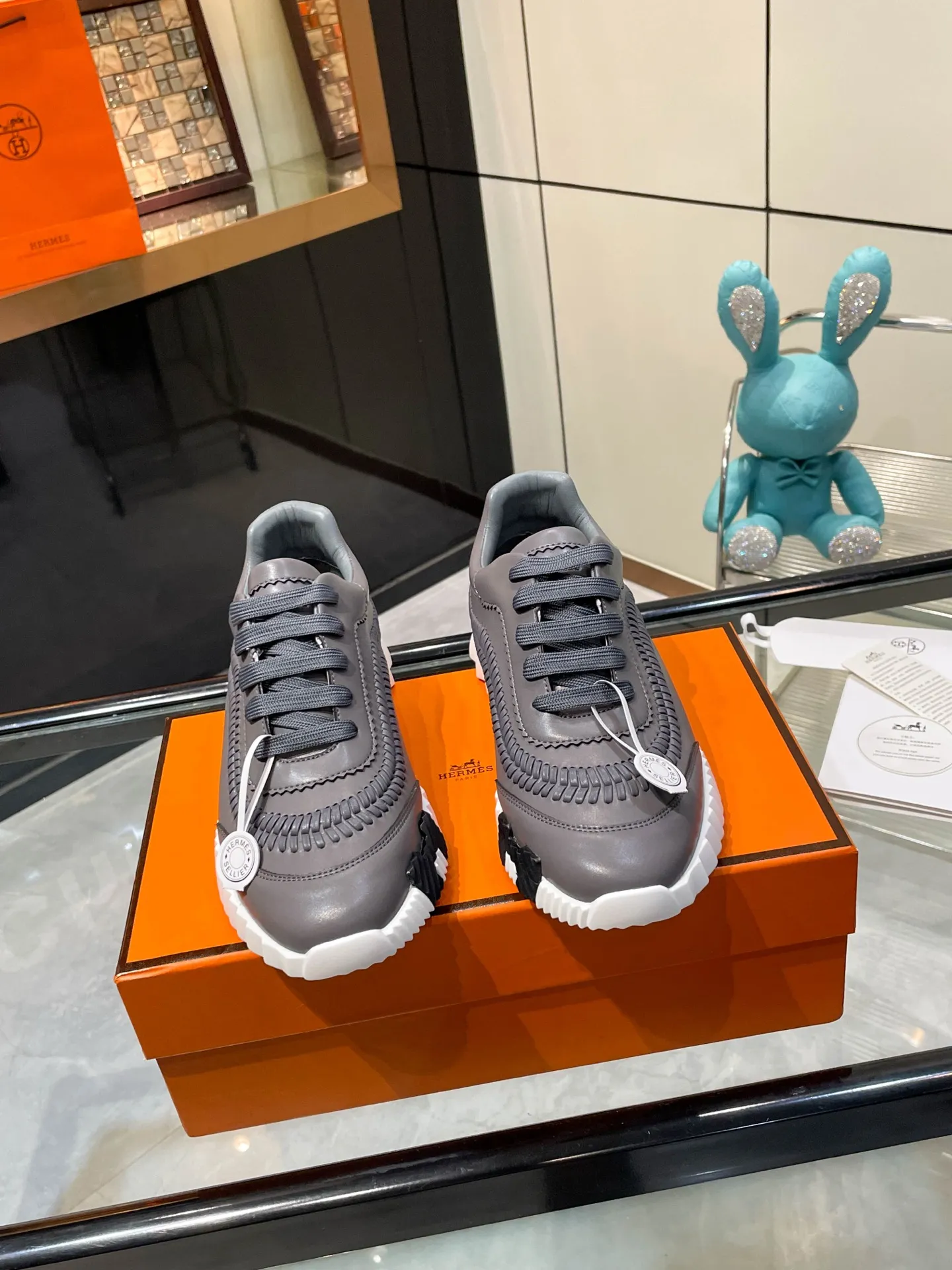 Hermes 310💰顶级版本爱马仕H家经典 休闲运动鞋,最高版本,鞋底上饰以夸张“H”字母,斜体设计和鲜艳色彩展现活力,延续品牌设计灵感! 非常漂亮的一款休闲鞋,大气而又不失可爱!经典的款型,独具魅力的增高鞋! 原版面料1:1,内里为原版透气进口羊皮里,垫脚进口羊皮,大底定制私模:T P U十P U抽真空一体成型,原版套楦工艺,原版包装盒📦配鞋履收纳袋,手提袋,鞋盒带蓝光防伪标识! 女码35.36.37.38.39.40.41.42 男码39.40.41.42.43.44.45.46