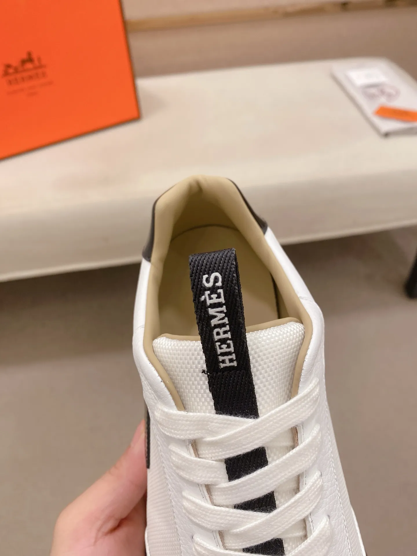 工厂价: 310💰HERMES/爱马仕 Leader运动鞋! 多色拼接高科技斜纹、小牛皮和麂皮山羊皮运动鞋。轻盈几何鞋底,打造时尚都市造型。 产品详情: 白色和橙色橡胶鞋底 黑色橡胶鞋底,橙色橡胶嵌饰浅自然色皮革嵌饰白色橡胶鞋头 米色羊羔皮内底和内衬 棉质饰带,橡胶字样 鞋底高度:4cm 尺码:38-39-40-41-42-43-44(45.46订做)