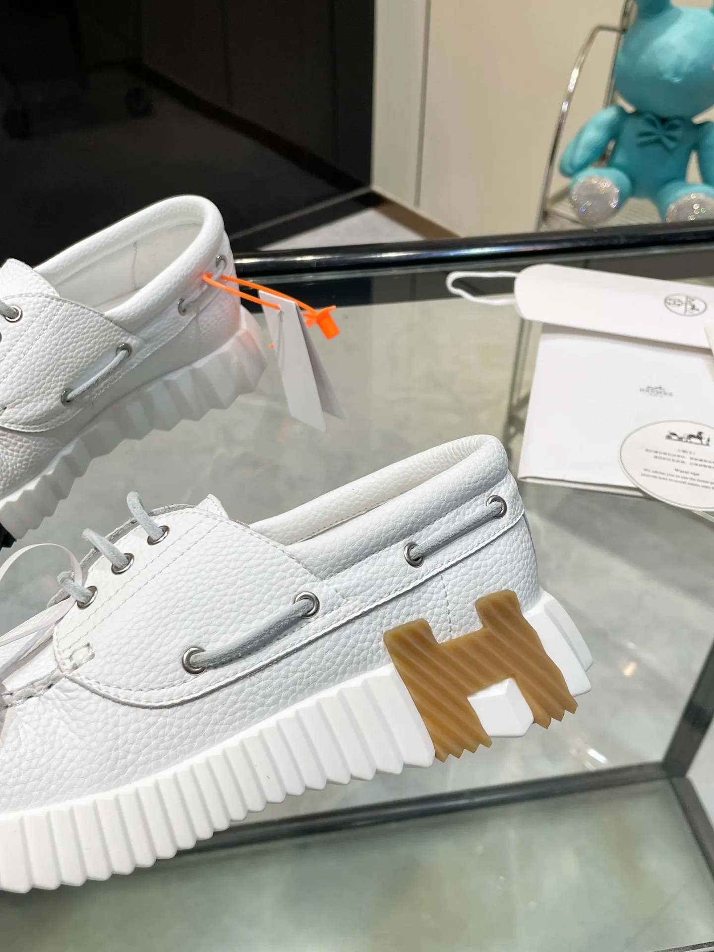 Hermes 280💰顶级版本爱马仕H家经典 休闲运动鞋，最高版本，鞋底上饰以夸张&ldquo;H&rdquo;字母，斜体设计和鲜艳色彩展现活力，延续品牌设计灵感！ 非常漂亮的一款休闲鞋，大气而又不失可爱！经典的款型，独具魅力的增高鞋！ 原版面料1:1，内里为原版透气进口羊皮里，垫脚进口羊皮，大底定制私模：T P U十P U抽真空一体成型，原版套楦工艺，原版包装盒📦配鞋履收纳袋，手提袋，鞋盒带蓝光防伪标识！ 女码35.36.37.38.39.40.41.42 男码39.40.41.42.43.44.45.46