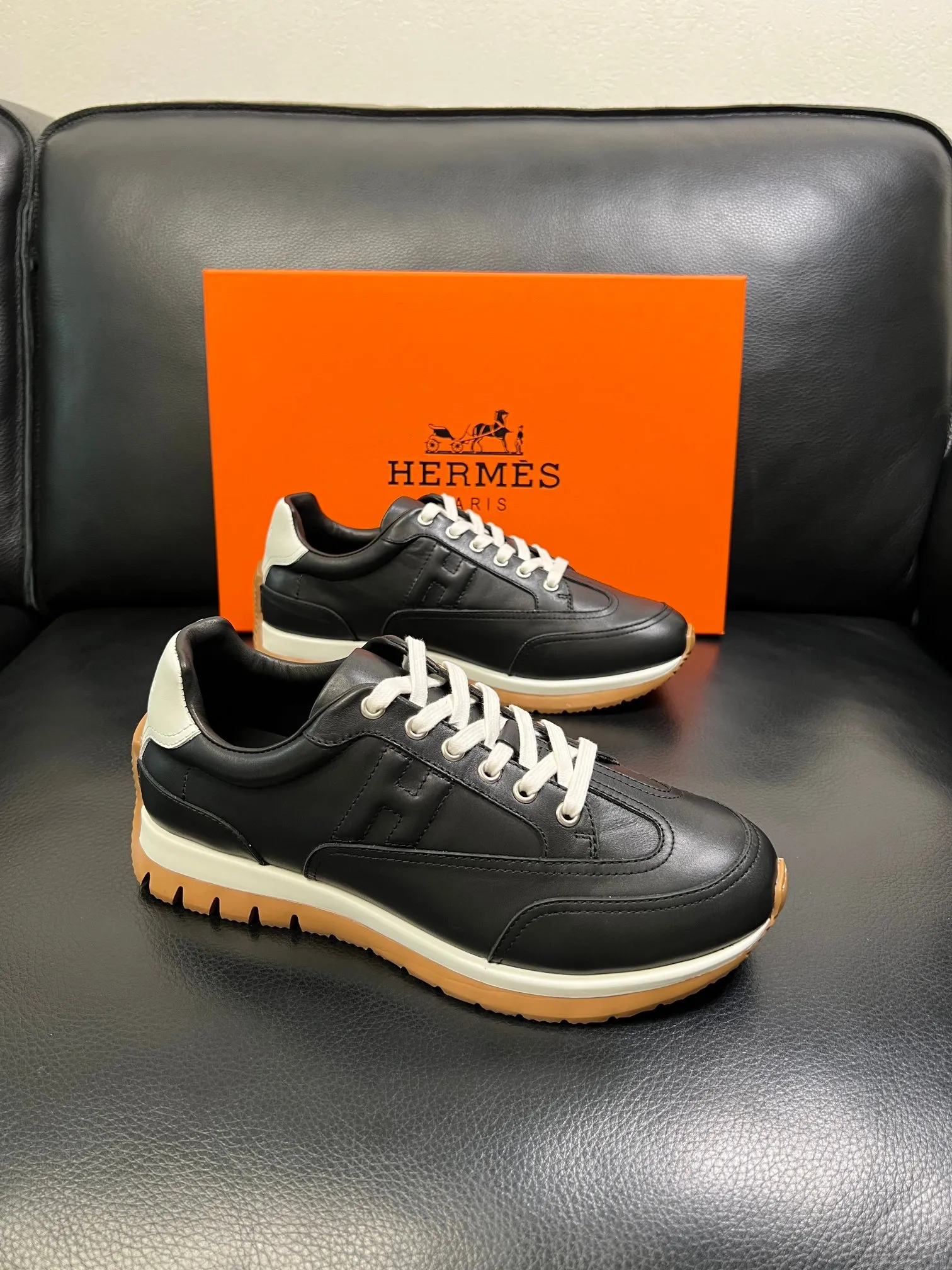 P210 Hermes 高品质 顶级工艺品 爱马仕 专柜同步发售原厂配置，意大利进口原版牛皮面料，高品质拼接工艺，全进口水染牛皮里垫，鞋底：原厂特供原版底超级舒适，原厂跟单货 欢迎对比，码数 38-44（ 订做 45 )