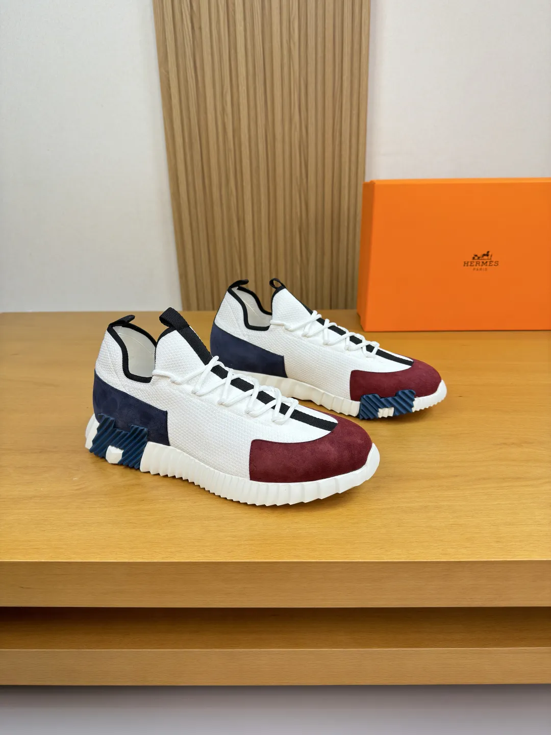 【 HERMES】爱马仕 P330💰 -高端品质 原单&middot;休闲运动鞋 -鞋面：🔝反绒小牛皮、品牌飞织（针织）布匹、鞋舌.后跟.品牌织带 -内里：垫脚；水染牛皮 -大底：超轻TPU发泡&middot;橡胶：组合成型双色大底 -超高品控&middot;做工精细：凸显(高端&middot;贵气&middot;档次) -Size ：38-44（45，46，47，可订做)&middot;H0183