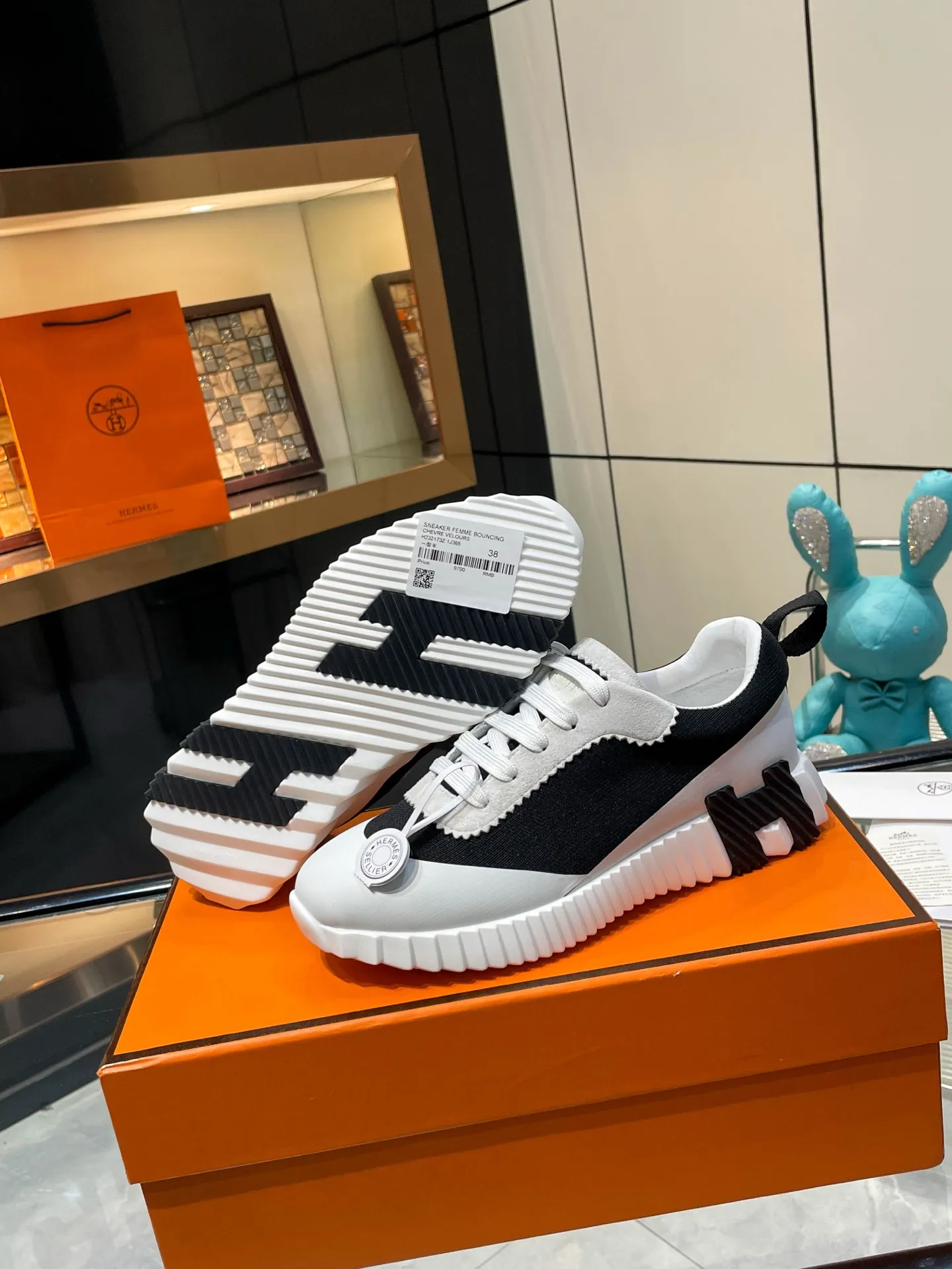 Hermes 270💰顶级版本爱马仕H家经典 休闲运动鞋，最高版本，鞋底上饰以夸张&ldquo;H&rdquo;字母，斜体设计和鲜艳色彩展现活力，延续品牌设计灵感！ 非常漂亮的一款休闲鞋，大气而又不失可爱！经典的款型，独具魅力的增高鞋！ 原版面料1:1，内里为原版透气进口羊皮里，垫脚进口羊皮，大底定制私模：T P U十P U抽真空一体成型，原版套楦工艺，原版包装盒📦配鞋履收纳袋，手提袋，鞋盒带蓝光防伪标识！ 女码35.36.37.38.39.40.41.42 男码39.40.41.42.43.44.45.46