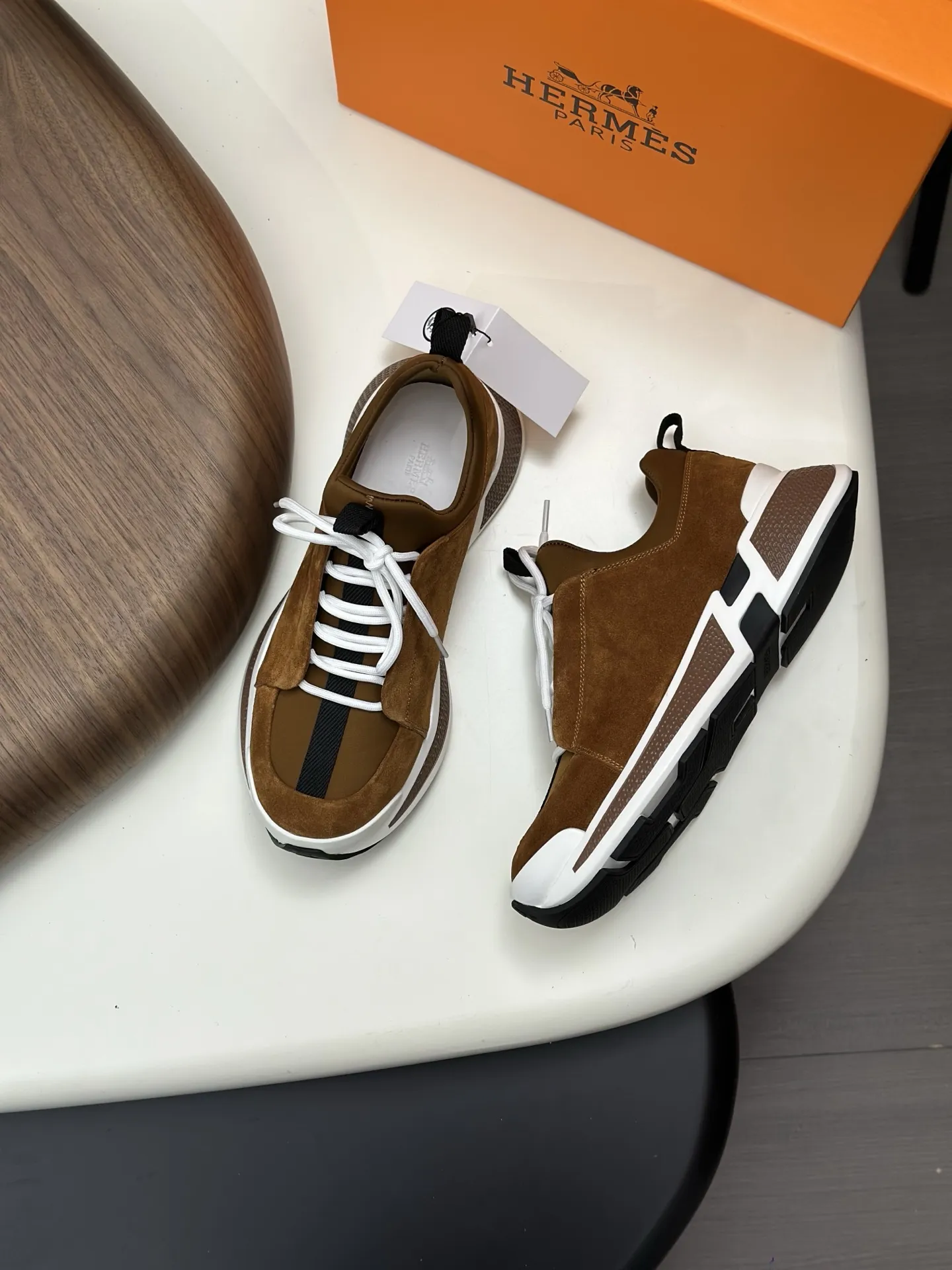 💰380 H爱马仕Bouncing运动鞋，男士休闲运动鞋，鞋面进口小牛皮拼接头层磨砂牛皮打造，进口材质，质感十足，轻盈鞋底装饰撞色图案，打造百搭时尚风格。 Size：39-44（38 45 46.定做）