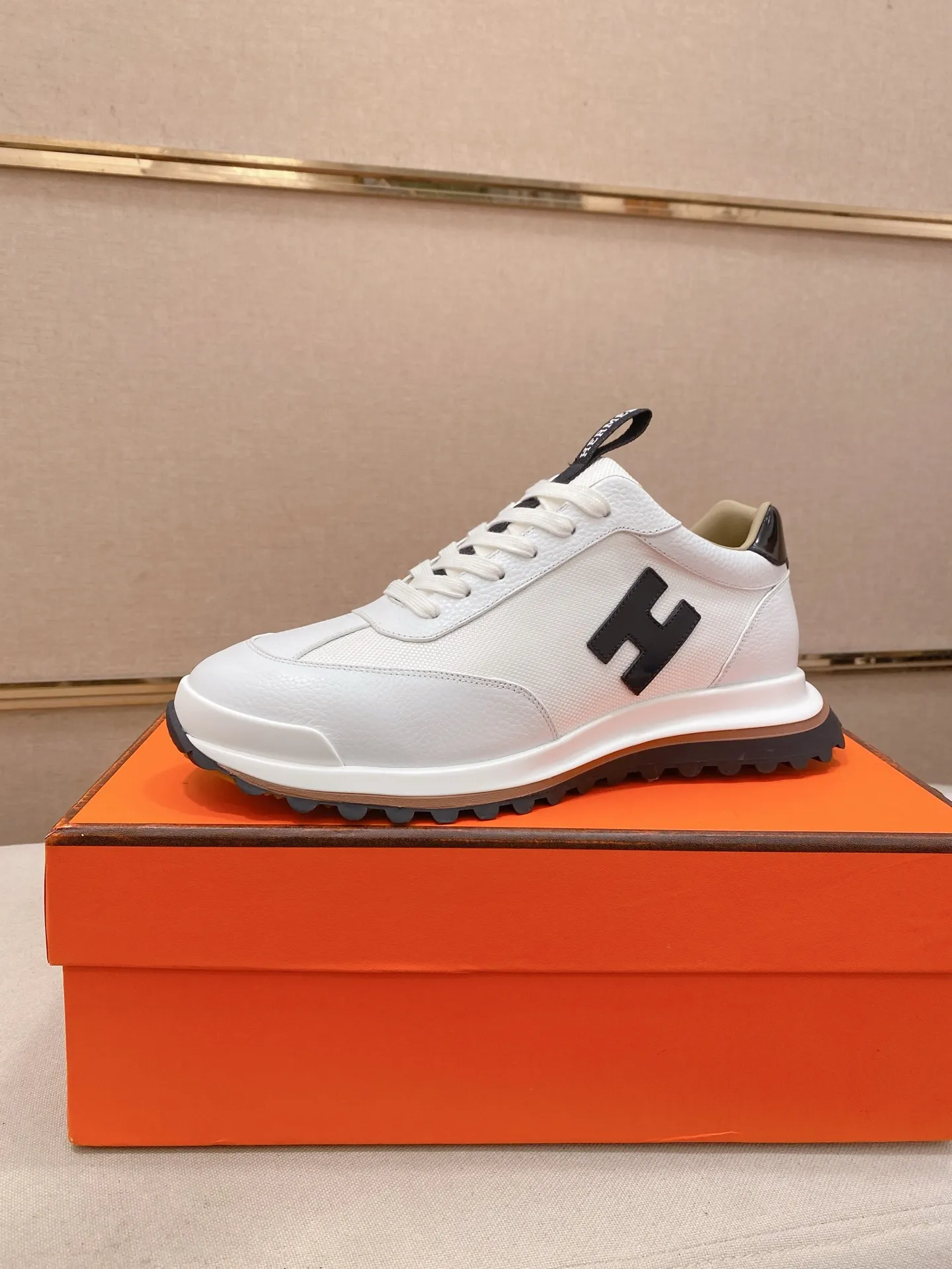 工厂价: 310💰HERMES/爱马仕 Leader运动鞋! 多色拼接高科技斜纹、小牛皮和麂皮山羊皮运动鞋。轻盈几何鞋底,打造时尚都市造型。 产品详情: 白色和橙色橡胶鞋底 黑色橡胶鞋底,橙色橡胶嵌饰浅自然色皮革嵌饰白色橡胶鞋头 米色羊羔皮内底和内衬 棉质饰带,橡胶字样 鞋底高度:4cm 尺码:38-39-40-41-42-43-44(45.46订做)