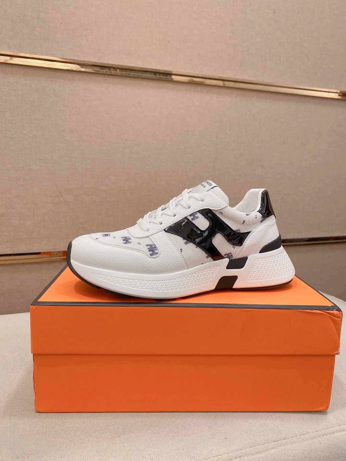 工厂价: 270💰《HERMES》【经典原单&bull;版本】爱马仕；顶级🔝代购🔍🔍男士最新🇺🇸专柜同步发售，意大利进口原版▲▲牛皮▲▲（凸显高端&middot;贵气&middot;档次）做工考究（意大利🇮🇹进口水染🐂牛皮内里）鞋底：原厂特供原版底，⚠️独家双层活动&middot;TPR&middot;橡胶&middot;组合成型大底;超级&middot;舒适&middot;耐磨&middot;防滑&middot;环保 实物拍摄实物更漂亮（高品质&middot;跟单货）可随意进出专柜＊ 码数：39-45（可定做38.46不退换）