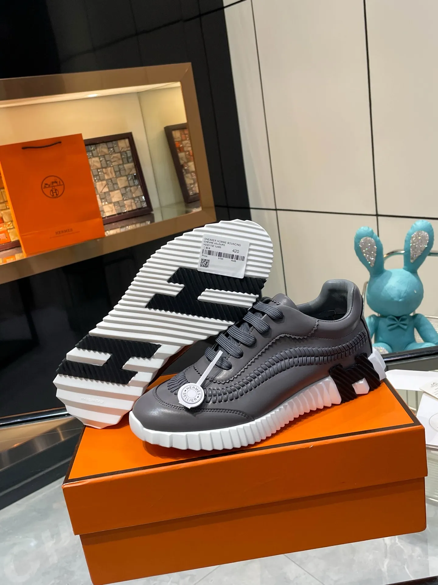 Hermes 310💰顶级版本爱马仕H家经典 休闲运动鞋,最高版本,鞋底上饰以夸张“H”字母,斜体设计和鲜艳色彩展现活力,延续品牌设计灵感! 非常漂亮的一款休闲鞋,大气而又不失可爱!经典的款型,独具魅力的增高鞋! 原版面料1:1,内里为原版透气进口羊皮里,垫脚进口羊皮,大底定制私模:T P U十P U抽真空一体成型,原版套楦工艺,原版包装盒📦配鞋履收纳袋,手提袋,鞋盒带蓝光防伪标识! 女码35.36.37.38.39.40.41.42 男码39.40.41.42.43.44.45.46