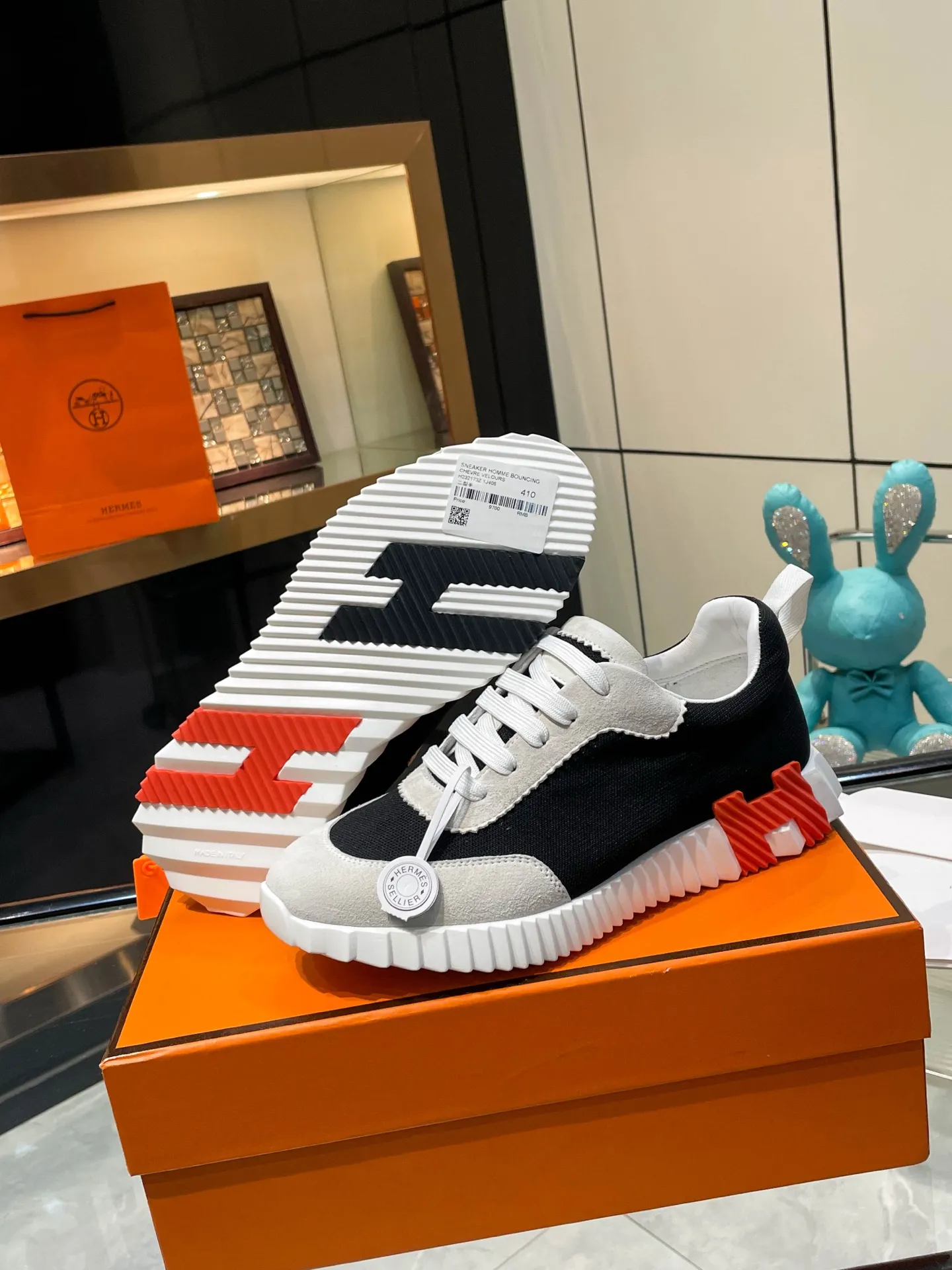 Hermes 270💰顶级版本爱马仕H家经典 休闲运动鞋,最高版本,鞋底上饰以夸张“H”字母,斜体设计和鲜艳色彩展现活力,延续品牌设计灵感! 非常漂亮的一款休闲鞋,大气而又不失可爱!经典的款型,独具魅力的增高鞋! 原版面料1:1,内里为原版透气进口羊皮里,垫脚进口羊皮,大底定制私模:T P U十P U抽真空一体成型,原版套楦工艺,原版包装盒📦配鞋履收纳袋,手提袋,鞋盒带蓝光防伪标识! 女码35.36.37.38.39.40.41.42 男码39.40.41.42.43.44.45.46