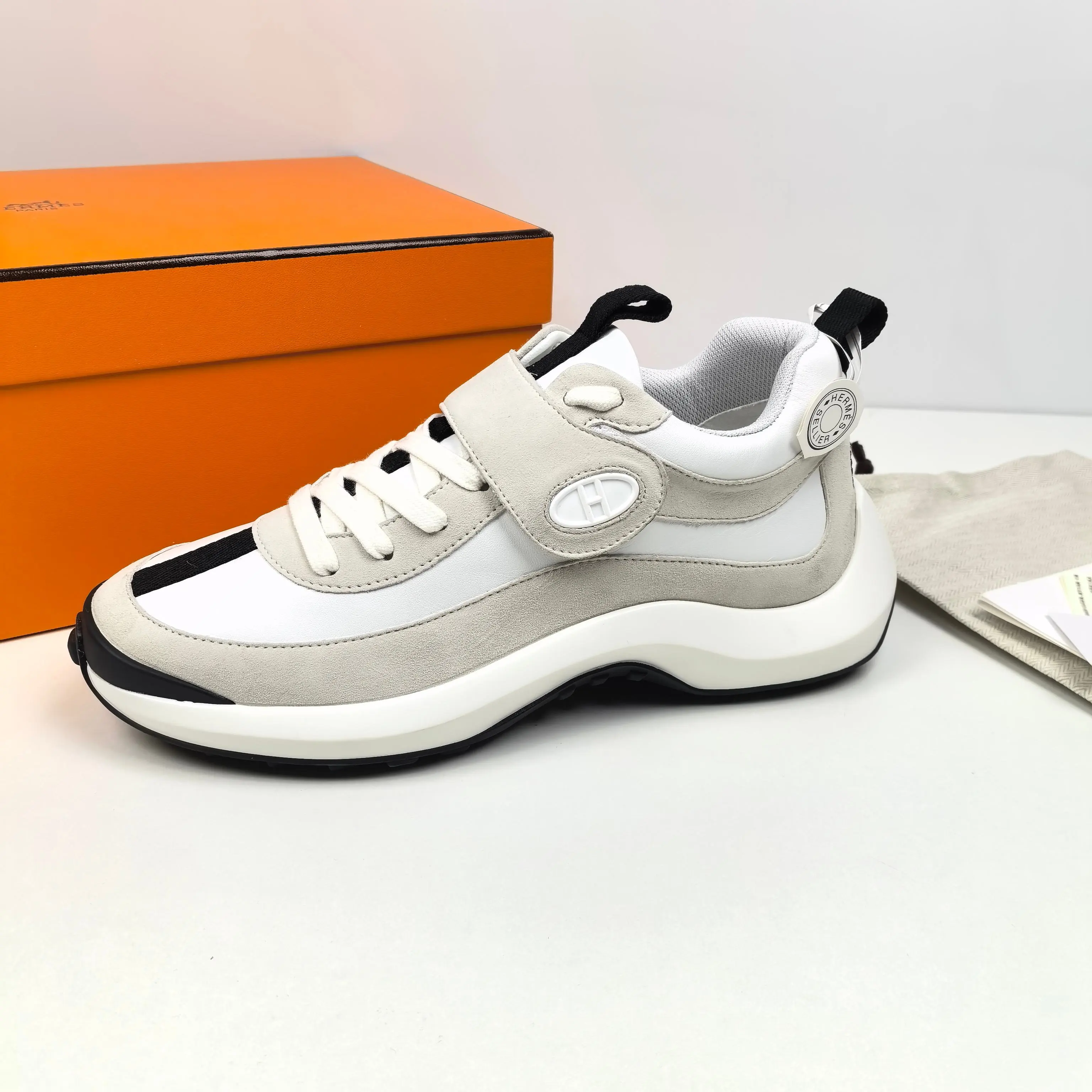 💰440❤现货❤正品开发❤顶级代购莞产高品质❤Hermes ||𝟐𝟎𝟐𝟓爱马家𝐤𝐡𝐞𝐚镂空系带德比鞋系带运动鞋,爱马仕代购品质~出入𝐙𝐆无压力, Herme*s Khea系带运动鞋独特黑白搭配+带条绑带设计~若隐若现小性感个性十足/超透气/超柔软光脚穿或搭配中筒袜 配长裙子 裤子 都巨洋气~巨高级~有型又有范~很有格调 区别市场通货~代购高品质绝对完全不一样 鞋面材料:进口牛皮+羊反绒 内里材料:进口耐黄加密网布 大底材料:IP+组合大底 码数:35 36 37 38 39 40码,原盒包装➕飞机盒!