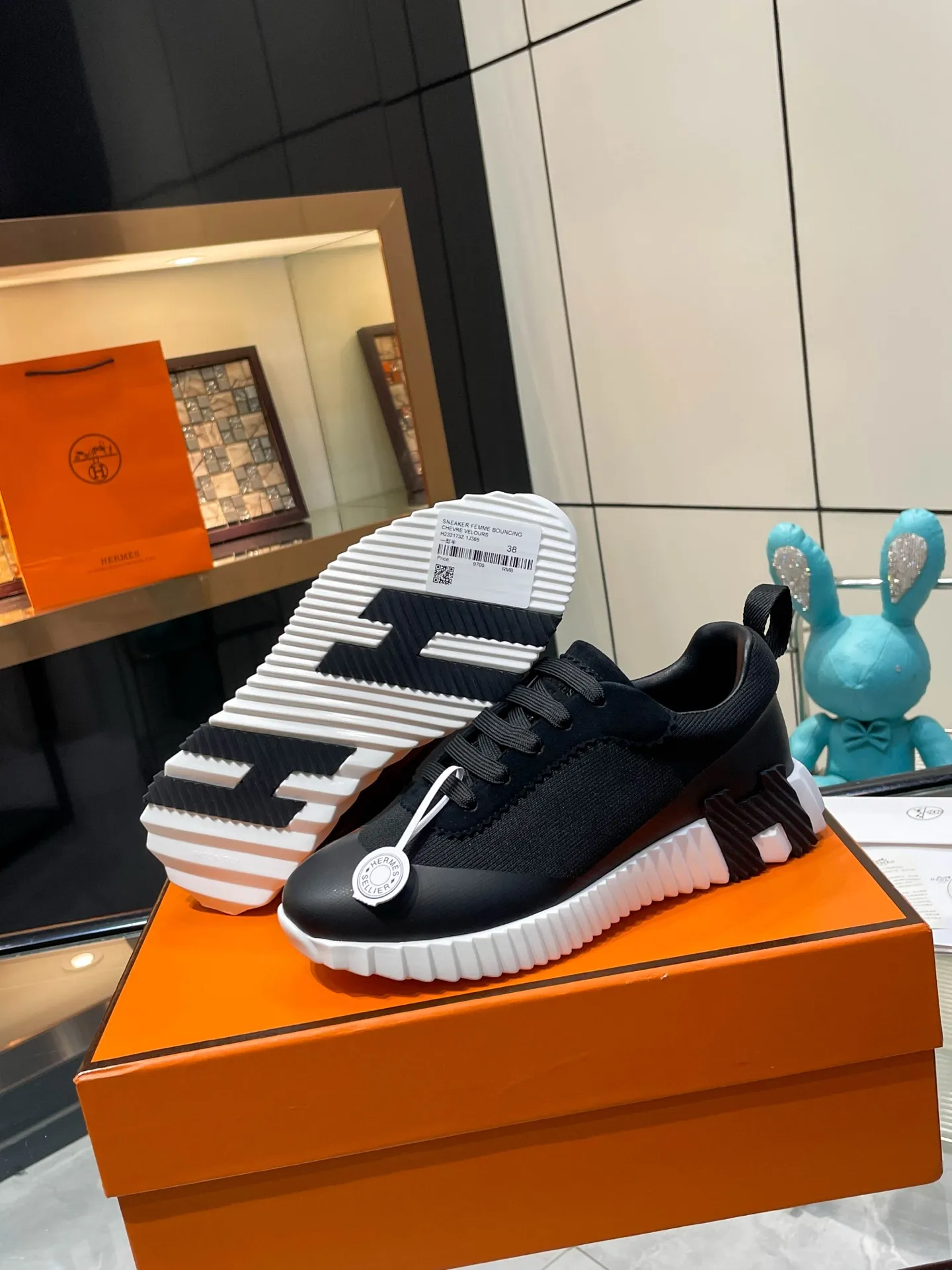 Hermes 270💰顶级版本爱马仕H家经典 休闲运动鞋,最高版本,鞋底上饰以夸张“H”字母,斜体设计和鲜艳色彩展现活力,延续品牌设计灵感! 非常漂亮的一款休闲鞋,大气而又不失可爱!经典的款型,独具魅力的增高鞋! 原版面料1:1,内里为原版透气进口羊皮里,垫脚进口羊皮,大底定制私模:T P U十P U抽真空一体成型,原版套楦工艺,原版包装盒📦配鞋履收纳袋,手提袋,鞋盒带蓝光防伪标识! 女码35.36.37.38.39.40.41.42 男码39.40.41.42.43.44.45.46