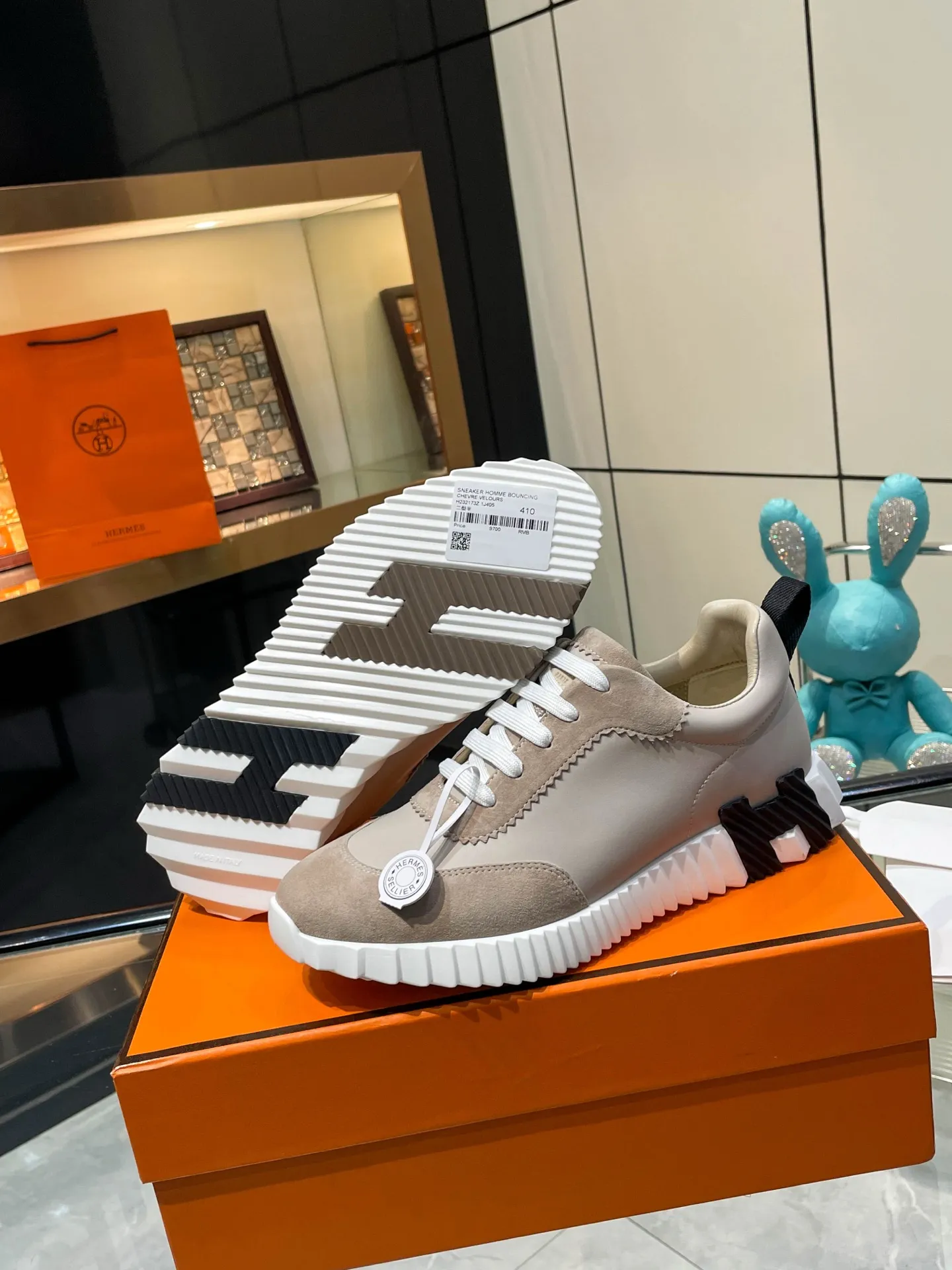 Hermes 280💰顶级版本爱马仕H家经典 休闲运动鞋,最高版本,鞋底上饰以夸张“H”字母,斜体设计和鲜艳色彩展现活力,延续品牌设计灵感! 非常漂亮的一款休闲鞋,大气而又不失可爱!经典的款型,独具魅力的增高鞋! 原版面料1:1,内里为原版透气进口羊皮里,垫脚进口羊皮,大底定制私模:T P U十P U抽真空一体成型,原版套楦工艺,原版包装盒📦配鞋履收纳袋,手提袋,鞋盒带蓝光防伪标识! 女码35.36.37.38.39.40.41.42 男码39.40.41.42.43.44.45.46