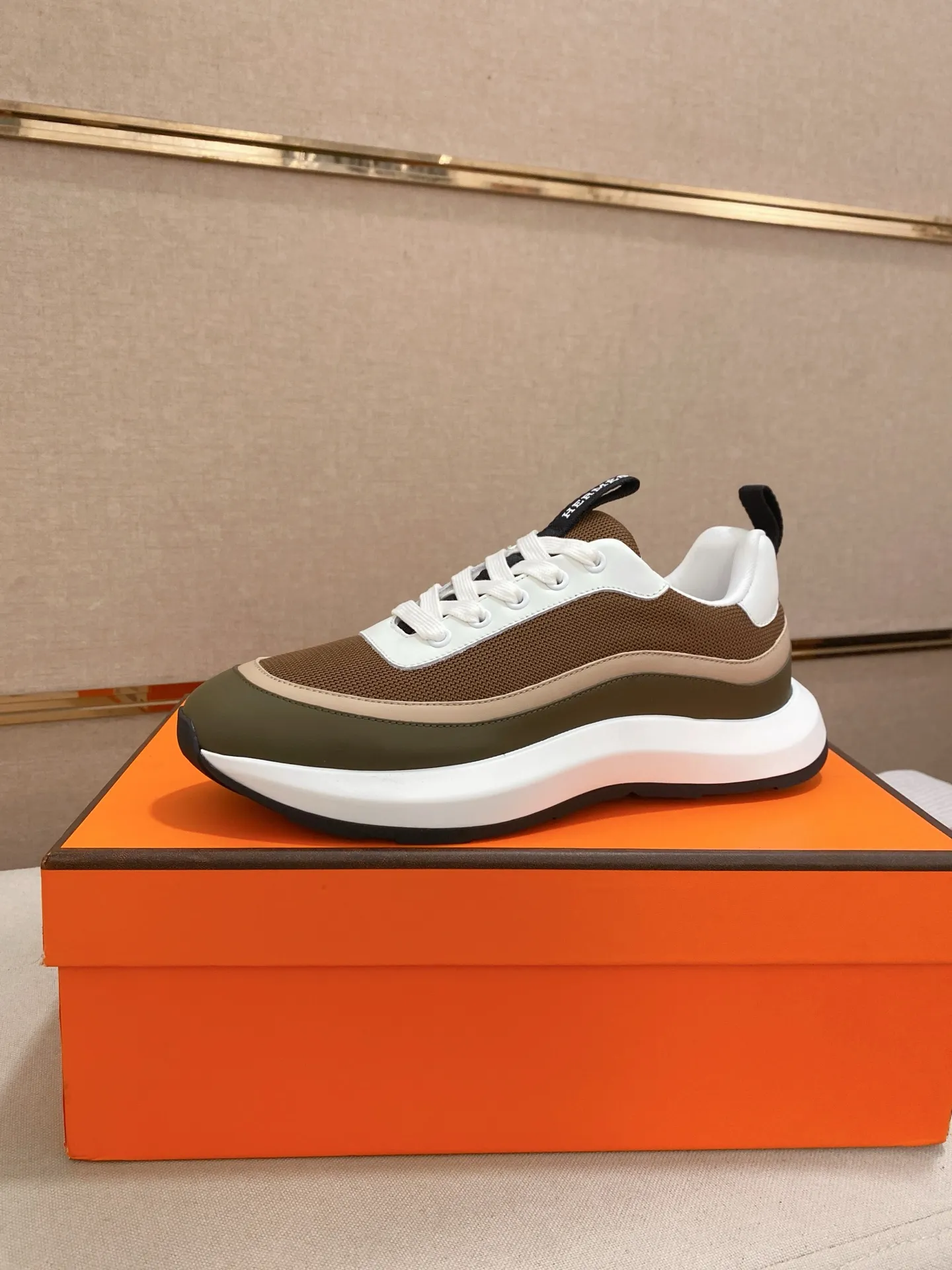 出厂价: 300💰《HERMES》【经典原单•版本】爱马仕;顶级🔝代购🔍🔍男士最新🇺🇸专柜同步发售,意大利进口原版▲▲丝绸牛皮搭配透气布料▲▲(凸显高端·贵气·档次)做工考究(意大利🇮🇹进口水染🐂牛皮内里)鞋底:原厂特供原版底,⚠️独家双层活动·TPR·橡胶·组合成型大底;超级·舒适·耐磨·防滑·环保 实物拍摄实物更漂亮(高品质·跟单货)可随意进出专柜* 码数:38·39·40·41·42·43·44#(可订做45.)