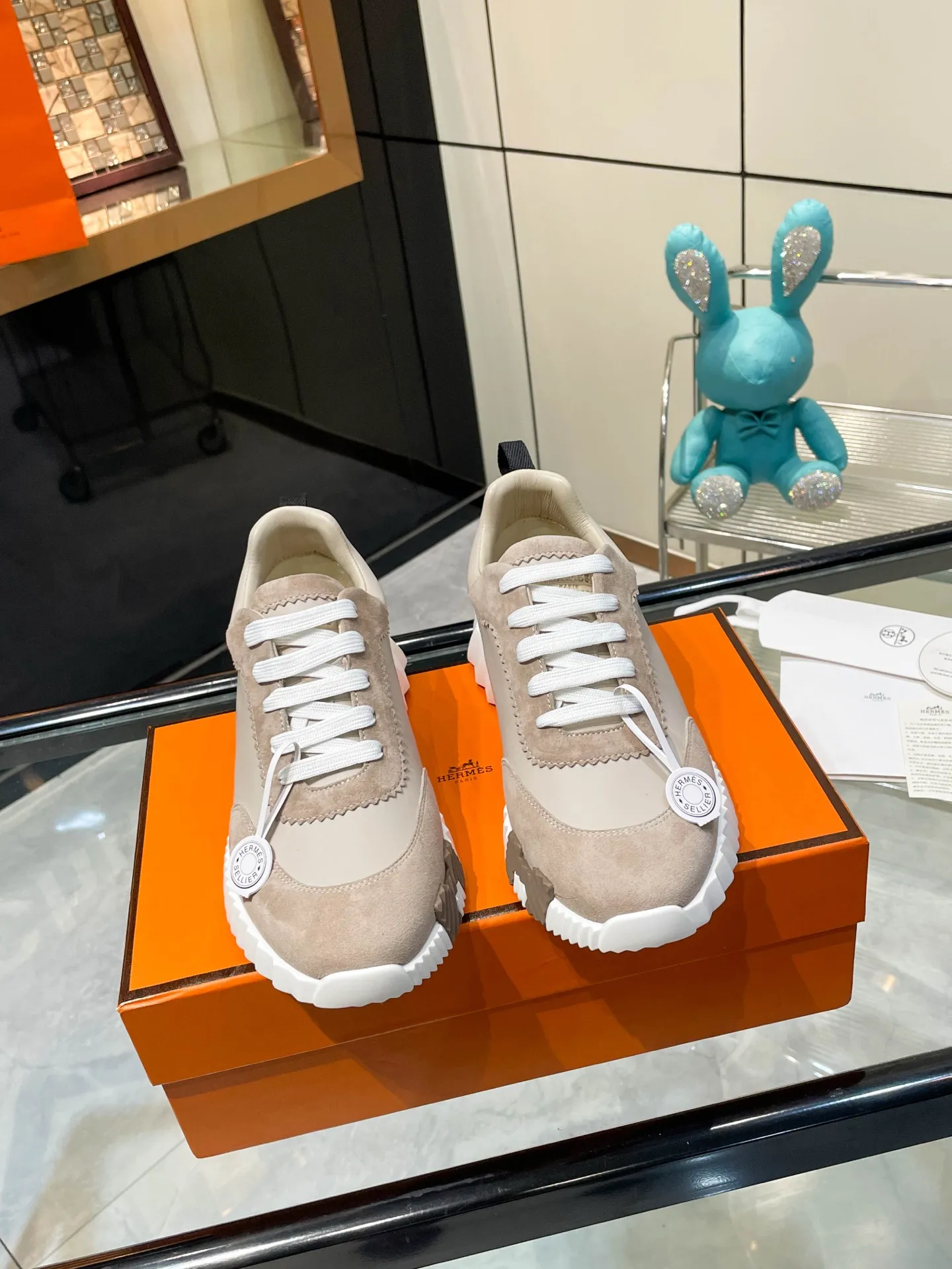 Hermes 280💰顶级版本爱马仕H家经典 休闲运动鞋,最高版本,鞋底上饰以夸张“H”字母,斜体设计和鲜艳色彩展现活力,延续品牌设计灵感! 非常漂亮的一款休闲鞋,大气而又不失可爱!经典的款型,独具魅力的增高鞋! 原版面料1:1,内里为原版透气进口羊皮里,垫脚进口羊皮,大底定制私模:T P U十P U抽真空一体成型,原版套楦工艺,原版包装盒📦配鞋履收纳袋,手提袋,鞋盒带蓝光防伪标识! 女码35.36.37.38.39.40.41.42 男码39.40.41.42.43.44.45.46