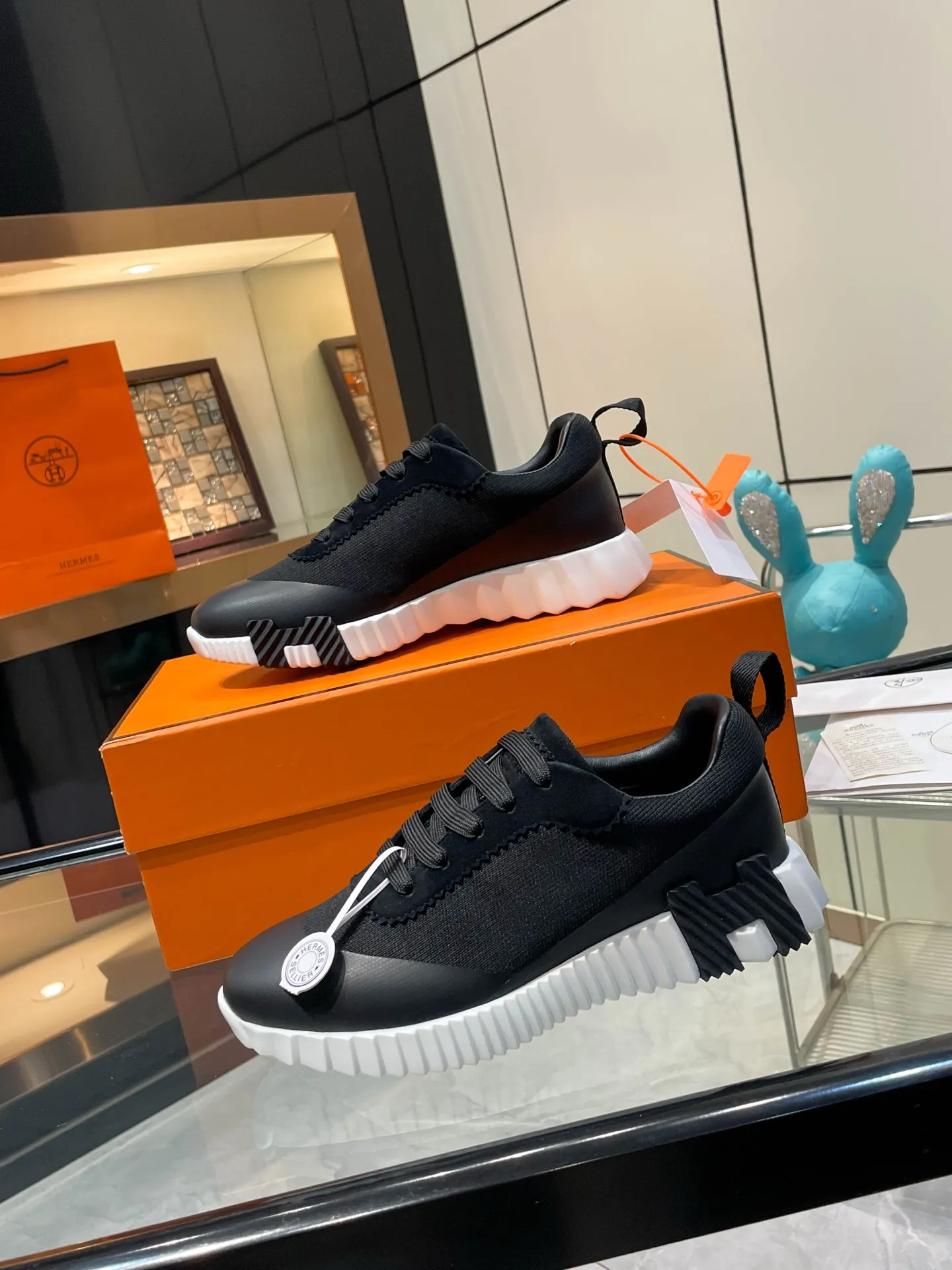 Hermes 270💰顶级版本爱马仕H家经典 休闲运动鞋，最高版本，鞋底上饰以夸张&ldquo;H&rdquo;字母，斜体设计和鲜艳色彩展现活力，延续品牌设计灵感！ 非常漂亮的一款休闲鞋，大气而又不失可爱！经典的款型，独具魅力的增高鞋！ 原版面料1:1，内里为原版透气进口羊皮里，垫脚进口羊皮，大底定制私模：T P U十P U抽真空一体成型，原版套楦工艺，原版包装盒📦配鞋履收纳袋，手提袋，鞋盒带蓝光防伪标识！ 女码35.36.37.38.39.40.41.42 男码39.40.41.42.43.44.45.46