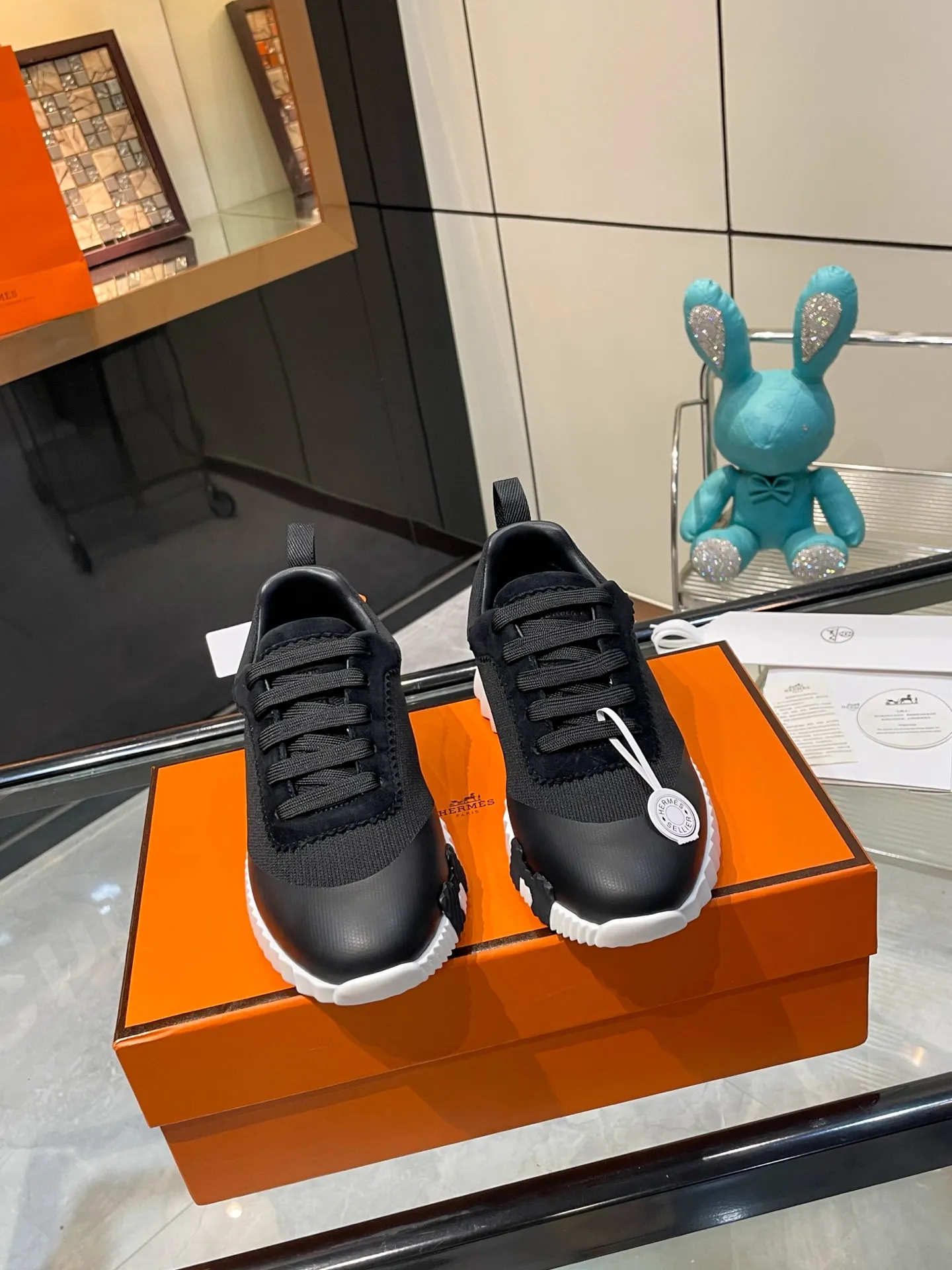 Hermes 270💰顶级版本爱马仕H家经典 休闲运动鞋，最高版本，鞋底上饰以夸张&ldquo;H&rdquo;字母，斜体设计和鲜艳色彩展现活力，延续品牌设计灵感！ 非常漂亮的一款休闲鞋，大气而又不失可爱！经典的款型，独具魅力的增高鞋！ 原版面料1:1，内里为原版透气进口羊皮里，垫脚进口羊皮，大底定制私模：T P U十P U抽真空一体成型，原版套楦工艺，原版包装盒📦配鞋履收纳袋，手提袋，鞋盒带蓝光防伪标识！ 女码35.36.37.38.39.40.41.42 男码39.40.41.42.43.44.45.46