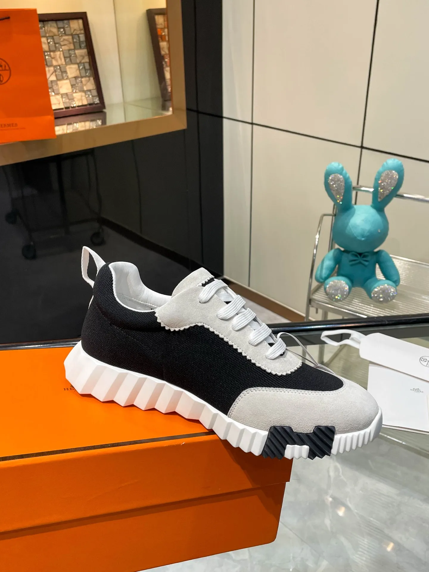 Hermes 270💰顶级版本爱马仕H家经典 休闲运动鞋,最高版本,鞋底上饰以夸张“H”字母,斜体设计和鲜艳色彩展现活力,延续品牌设计灵感! 非常漂亮的一款休闲鞋,大气而又不失可爱!经典的款型,独具魅力的增高鞋! 原版面料1:1,内里为原版透气进口羊皮里,垫脚进口羊皮,大底定制私模:T P U十P U抽真空一体成型,原版套楦工艺,原版包装盒📦配鞋履收纳袋,手提袋,鞋盒带蓝光防伪标识! 女码35.36.37.38.39.40.41.42 男码39.40.41.42.43.44.45.46