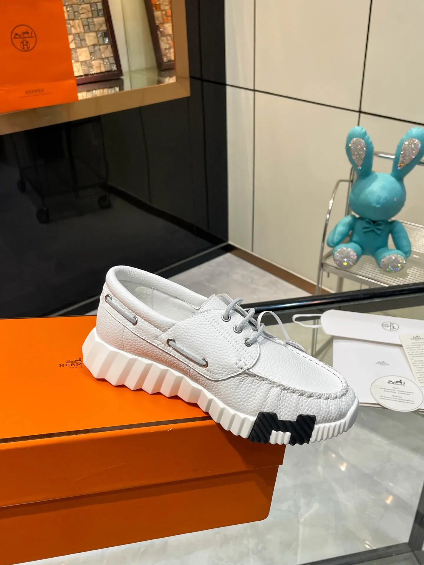 Hermes 280💰顶级版本爱马仕H家经典 休闲运动鞋，最高版本，鞋底上饰以夸张&ldquo;H&rdquo;字母，斜体设计和鲜艳色彩展现活力，延续品牌设计灵感！ 非常漂亮的一款休闲鞋，大气而又不失可爱！经典的款型，独具魅力的增高鞋！ 原版面料1:1，内里为原版透气进口羊皮里，垫脚进口羊皮，大底定制私模：T P U十P U抽真空一体成型，原版套楦工艺，原版包装盒📦配鞋履收纳袋，手提袋，鞋盒带蓝光防伪标识！ 女码35.36.37.38.39.40.41.42 男码39.40.41.42.43.44.45.46