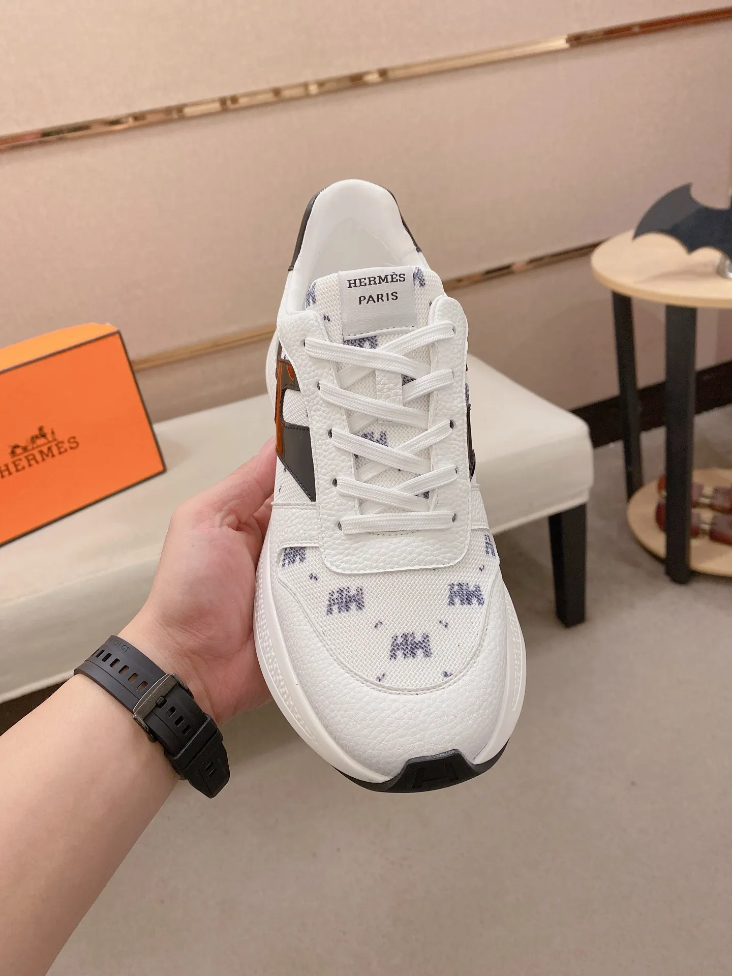 工厂价: 270💰《HERMES》【经典原单•版本】爱马仕;顶级🔝代购🔍🔍男士最新🇺🇸专柜同步发售,意大利进口原版▲▲牛皮▲▲(凸显高端·贵气·档次)做工考究(意大利🇮🇹进口水染🐂牛皮内里)鞋底:原厂特供原版底,⚠️独家双层活动·TPR·橡胶·组合成型大底;超级·舒适·耐磨·防滑·环保 实物拍摄实物更漂亮(高品质·跟单货)可随意进出专柜* 码数:39-45(可定做38.46不退换)