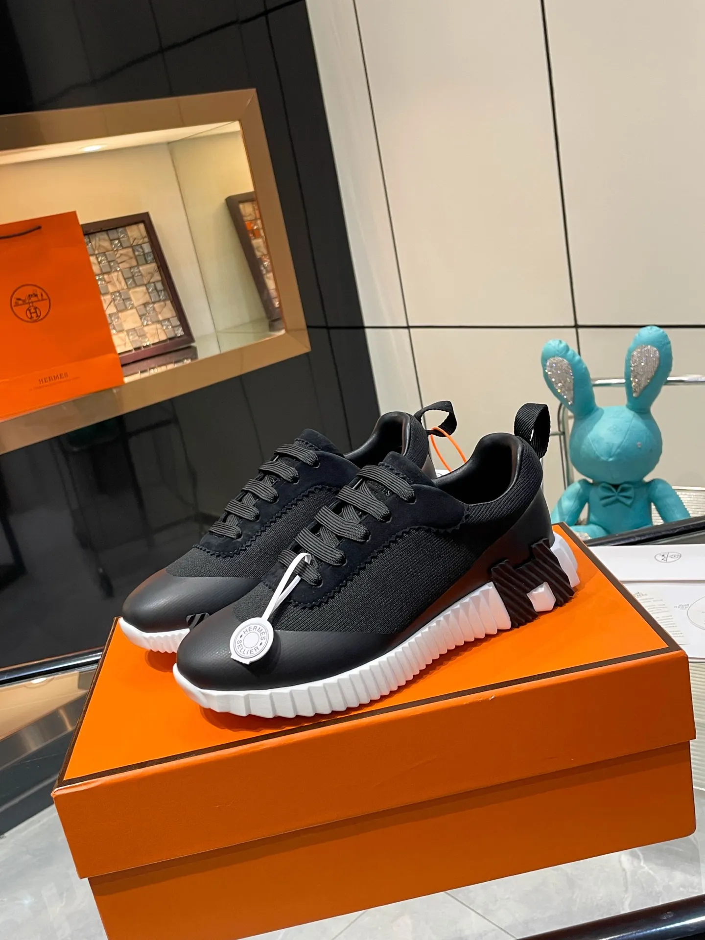 Hermes 270💰顶级版本爱马仕H家经典 休闲运动鞋,最高版本,鞋底上饰以夸张“H”字母,斜体设计和鲜艳色彩展现活力,延续品牌设计灵感! 非常漂亮的一款休闲鞋,大气而又不失可爱!经典的款型,独具魅力的增高鞋! 原版面料1:1,内里为原版透气进口羊皮里,垫脚进口羊皮,大底定制私模:T P U十P U抽真空一体成型,原版套楦工艺,原版包装盒📦配鞋履收纳袋,手提袋,鞋盒带蓝光防伪标识! 女码35.36.37.38.39.40.41.42 男码39.40.41.42.43.44.45.46