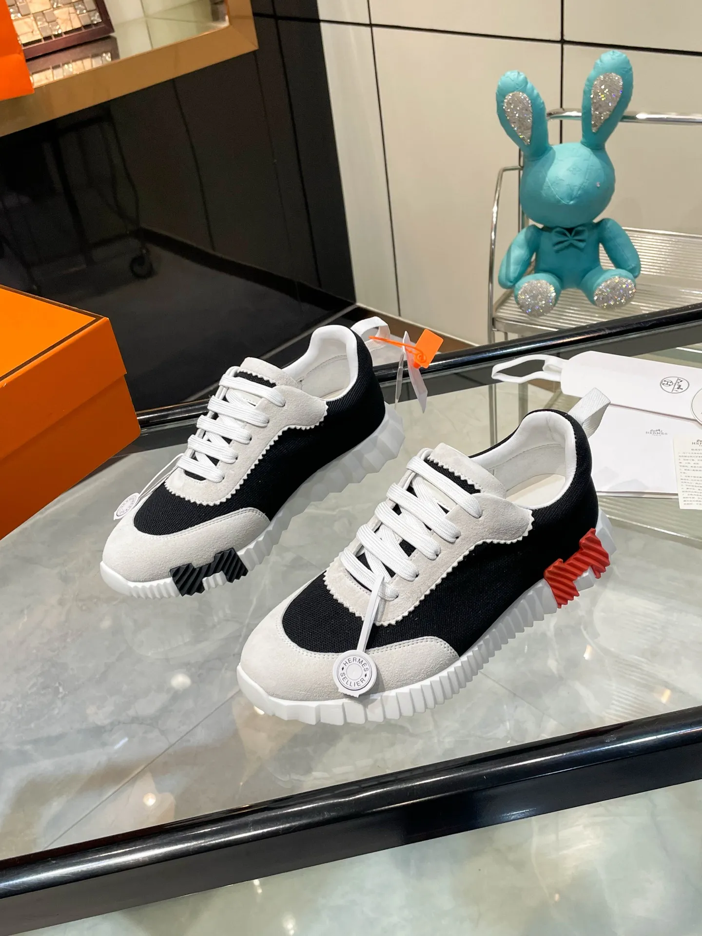 Hermes 270💰顶级版本爱马仕H家经典 休闲运动鞋，最高版本，鞋底上饰以夸张&ldquo;H&rdquo;字母，斜体设计和鲜艳色彩展现活力，延续品牌设计灵感！ 非常漂亮的一款休闲鞋，大气而又不失可爱！经典的款型，独具魅力的增高鞋！ 原版面料1:1，内里为原版透气进口羊皮里，垫脚进口羊皮，大底定制私模：T P U十P U抽真空一体成型，原版套楦工艺，原版包装盒📦配鞋履收纳袋，手提袋，鞋盒带蓝光防伪标识！ 女码35.36.37.38.39.40.41.42 男码39.40.41.42.43.44.45.46