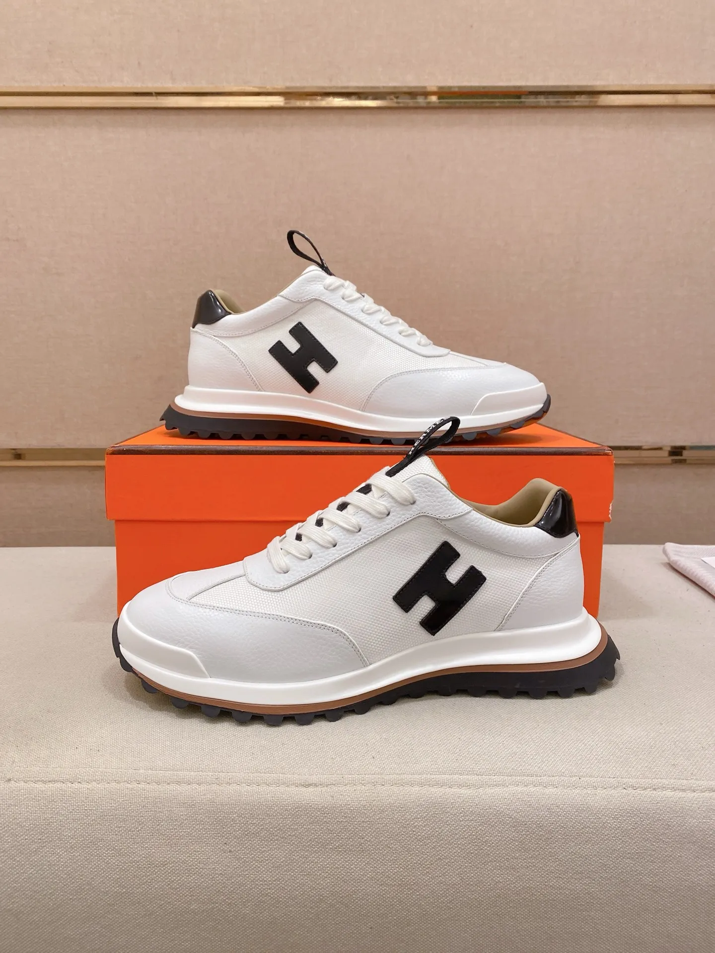 工厂价: 310💰HERMES/爱马仕 Leader运动鞋！ 多色拼接高科技斜纹、小牛皮和麂皮山羊皮运动鞋。轻盈几何鞋底，打造时尚都市造型。 产品详情： 白色和橙色橡胶鞋底 黑色橡胶鞋底，橙色橡胶嵌饰浅自然色皮革嵌饰白色橡胶鞋头 米色羊羔皮内底和内衬 棉质饰带，橡胶字样 鞋底高度:4cm 尺码：38-39-40-41-42-43-44（45.46订做）