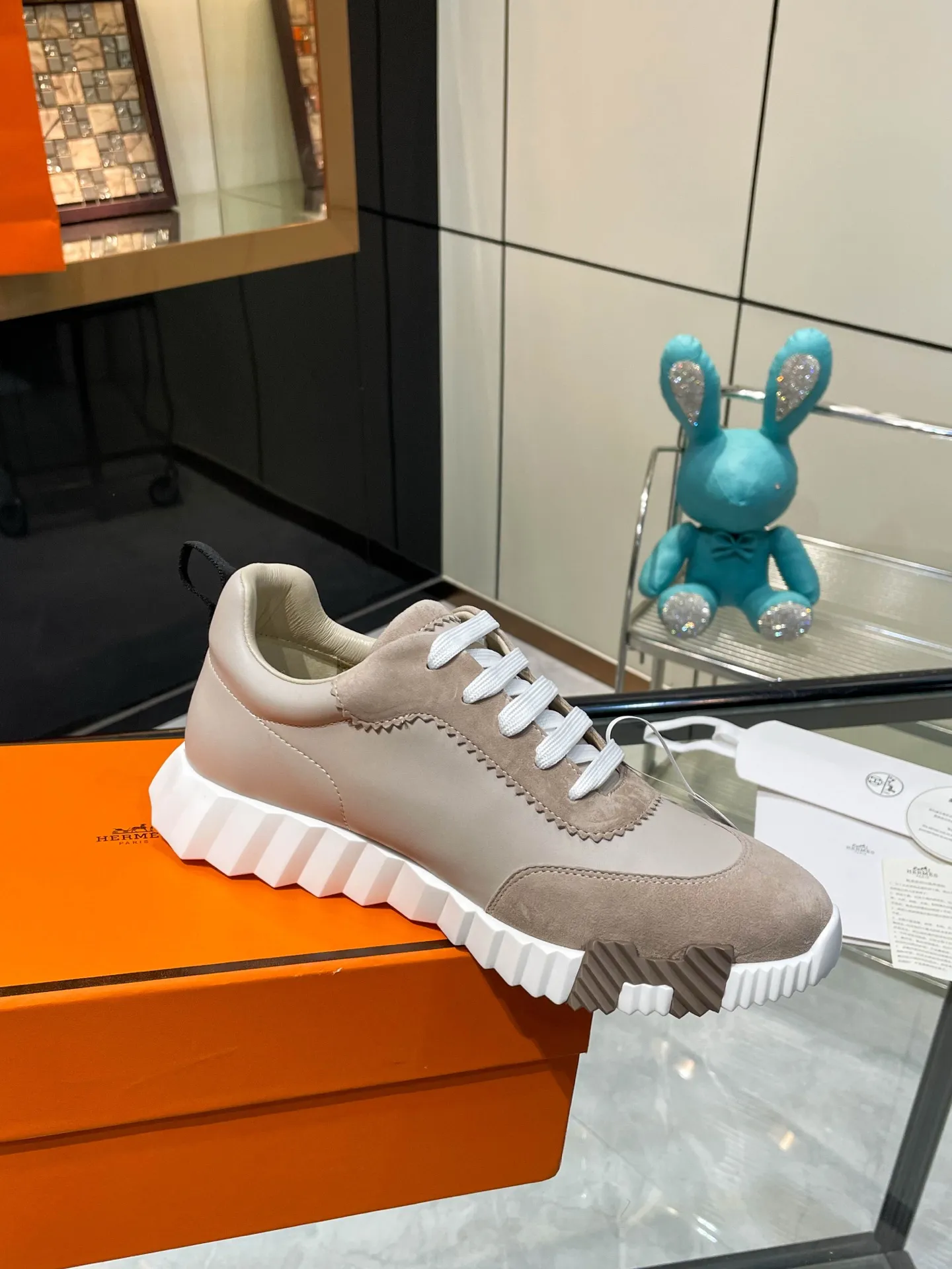 Hermes 280💰顶级版本爱马仕H家经典 休闲运动鞋,最高版本,鞋底上饰以夸张“H”字母,斜体设计和鲜艳色彩展现活力,延续品牌设计灵感! 非常漂亮的一款休闲鞋,大气而又不失可爱!经典的款型,独具魅力的增高鞋! 原版面料1:1,内里为原版透气进口羊皮里,垫脚进口羊皮,大底定制私模:T P U十P U抽真空一体成型,原版套楦工艺,原版包装盒📦配鞋履收纳袋,手提袋,鞋盒带蓝光防伪标识! 女码35.36.37.38.39.40.41.42 男码39.40.41.42.43.44.45.46