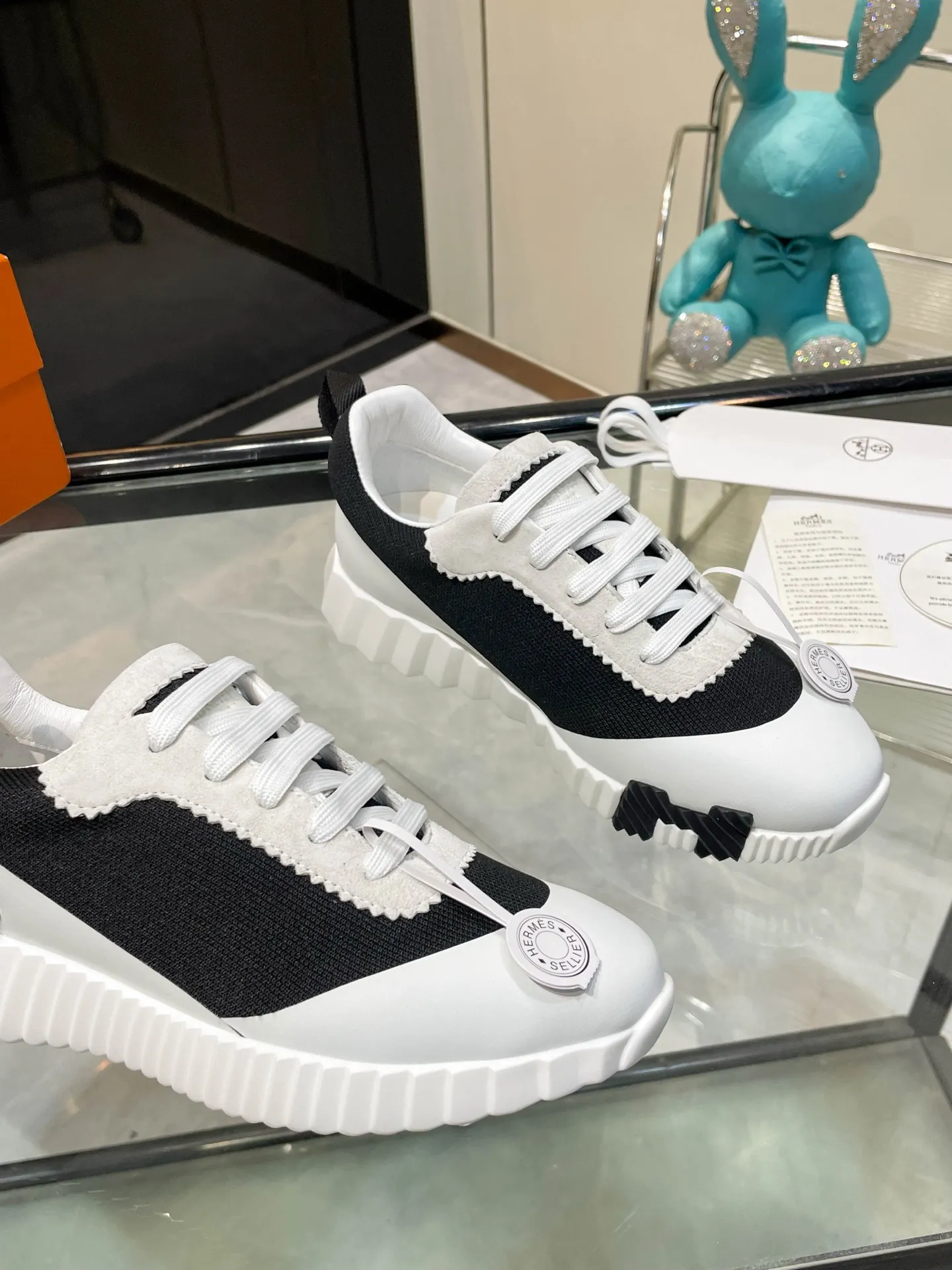 Hermes 270💰顶级版本爱马仕H家经典 休闲运动鞋,最高版本,鞋底上饰以夸张“H”字母,斜体设计和鲜艳色彩展现活力,延续品牌设计灵感! 非常漂亮的一款休闲鞋,大气而又不失可爱!经典的款型,独具魅力的增高鞋! 原版面料1:1,内里为原版透气进口羊皮里,垫脚进口羊皮,大底定制私模:T P U十P U抽真空一体成型,原版套楦工艺,原版包装盒📦配鞋履收纳袋,手提袋,鞋盒带蓝光防伪标识! 女码35.36.37.38.39.40.41.42 男码39.40.41.42.43.44.45.46