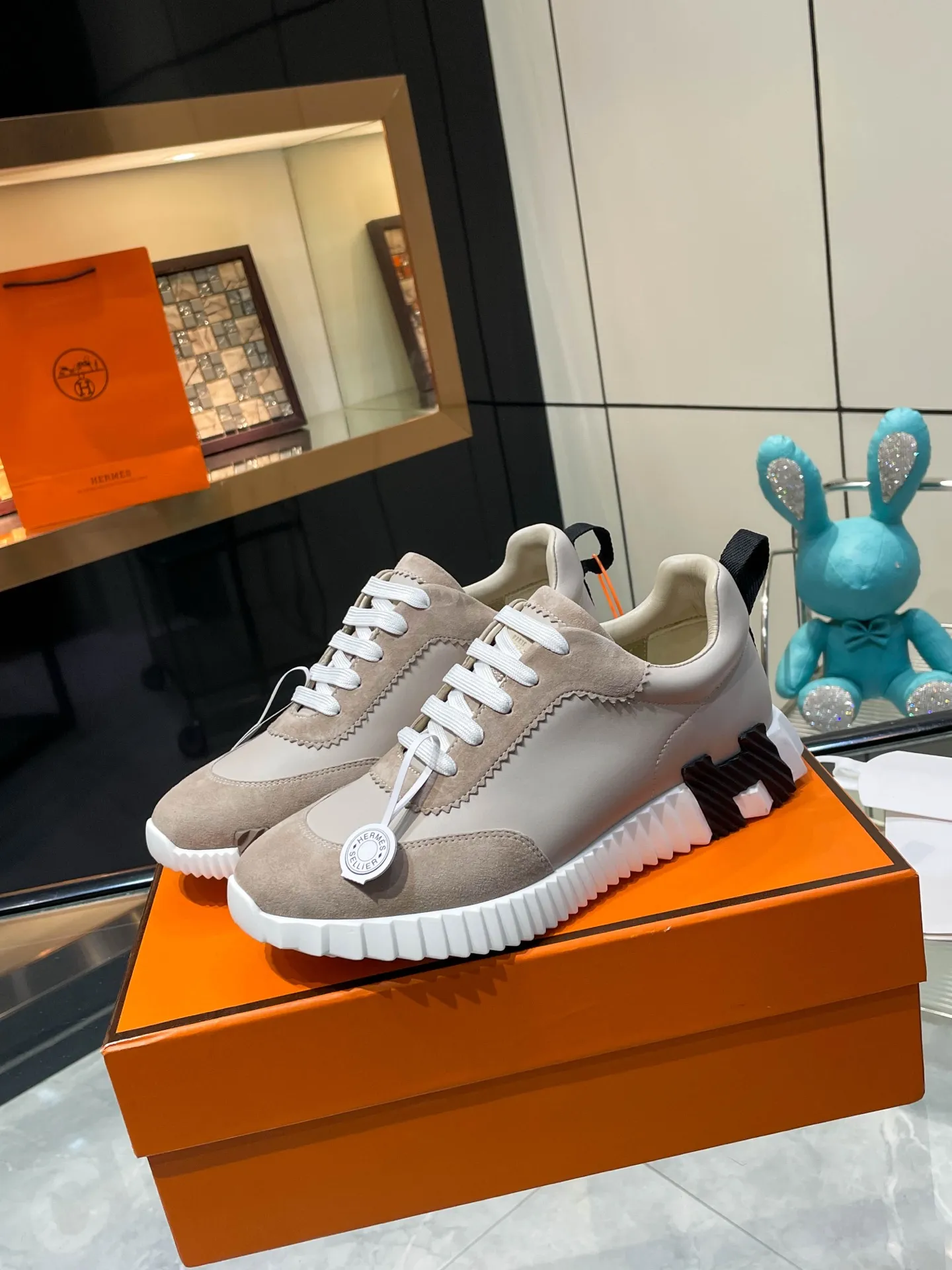 Hermes 280💰顶级版本爱马仕H家经典 休闲运动鞋,最高版本,鞋底上饰以夸张“H”字母,斜体设计和鲜艳色彩展现活力,延续品牌设计灵感! 非常漂亮的一款休闲鞋,大气而又不失可爱!经典的款型,独具魅力的增高鞋! 原版面料1:1,内里为原版透气进口羊皮里,垫脚进口羊皮,大底定制私模:T P U十P U抽真空一体成型,原版套楦工艺,原版包装盒📦配鞋履收纳袋,手提袋,鞋盒带蓝光防伪标识! 女码35.36.37.38.39.40.41.42 男码39.40.41.42.43.44.45.46