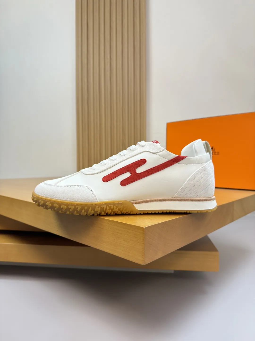 【 HERMES】爱马仕 P350💰 -高端品质 原单·休闲运动鞋 -鞋面:🔝反绒羊京皮、纳帕小牛皮、鞋身车缝品牌’H’图腾、鞋舌.车缝品牌logo布标、后跟.品牌织带 -内里:水染牛皮 -大底:超轻TPU发泡·橡胶:组合成型双色大底 -超高品控·做工精细:凸显(高端·贵气·档次) -Size :39-44(38,45,46,47,可订做)·H0183