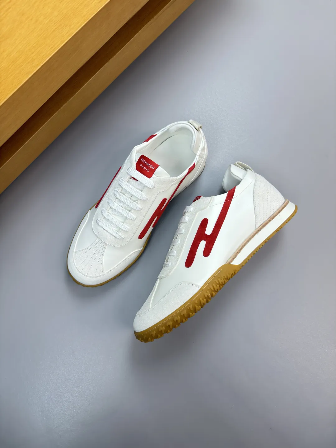 【 HERMES】爱马仕 P350💰 -高端品质 原单·休闲运动鞋 -鞋面:🔝反绒羊京皮、纳帕小牛皮、鞋身车缝品牌’H’图腾、鞋舌.车缝品牌logo布标、后跟.品牌织带 -内里:水染牛皮 -大底:超轻TPU发泡·橡胶:组合成型双色大底 -超高品控·做工精细:凸显(高端·贵气·档次) -Size :39-44(38,45,46,47,可订做)·H0183