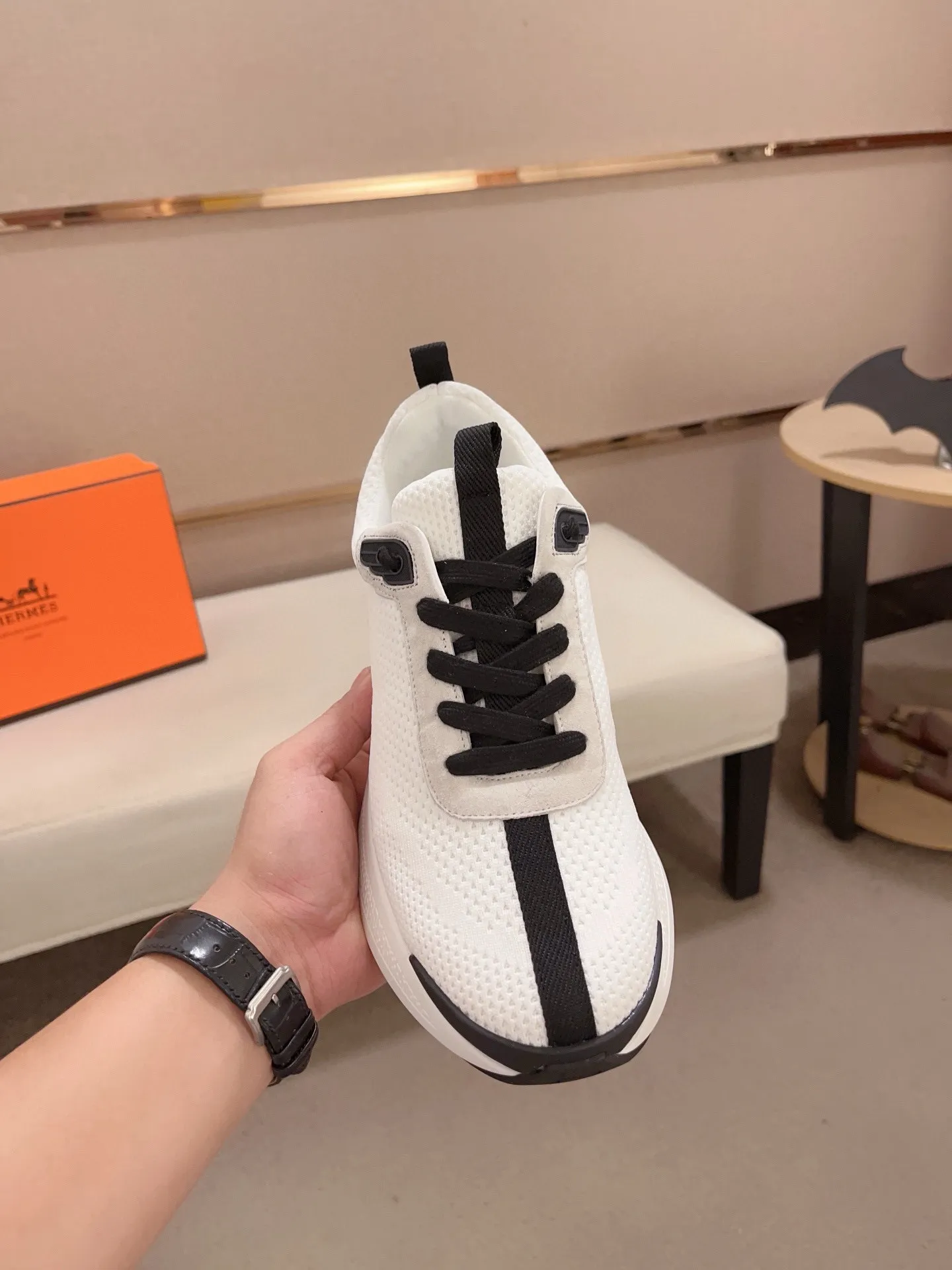 工厂价: 270💰《HERMES》【经典原单•版本】爱马仕;顶级🔝代购🔍🔍男士最新🇺🇸专柜同步发售,意大利进口原版▲▲丝绸牛皮搭配透气布料▲▲(凸显高端·贵气·档次)做工考究(意大利🇮🇹进口水染🐂牛皮内里)鞋底:原厂特供原版底,⚠️独家双层活动·TPR·橡胶·组合成型大底;超级·舒适·耐磨·防滑·环保 实物拍摄实物更漂亮(高品质·跟单货)可随意进出专柜* 码数:38·39·40·41·42·43·44#(可订做45.)