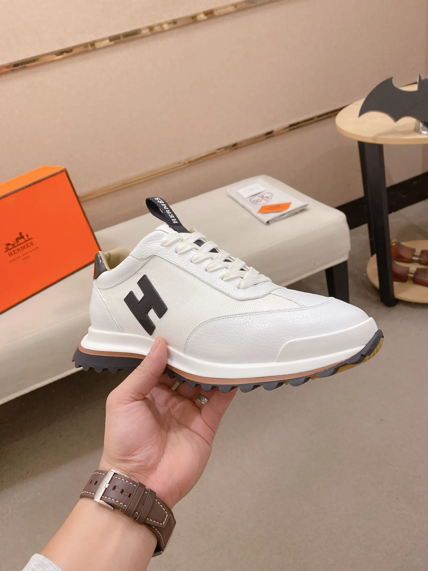 工厂价: 310💰HERMES/爱马仕 Leader运动鞋! 多色拼接高科技斜纹、小牛皮和麂皮山羊皮运动鞋。轻盈几何鞋底,打造时尚都市造型。 产品详情: 白色和橙色橡胶鞋底 黑色橡胶鞋底,橙色橡胶嵌饰浅自然色皮革嵌饰白色橡胶鞋头 米色羊羔皮内底和内衬 棉质饰带,橡胶字样 鞋底高度:4cm 尺码:38-39-40-41-42-43-44(45.46订做)