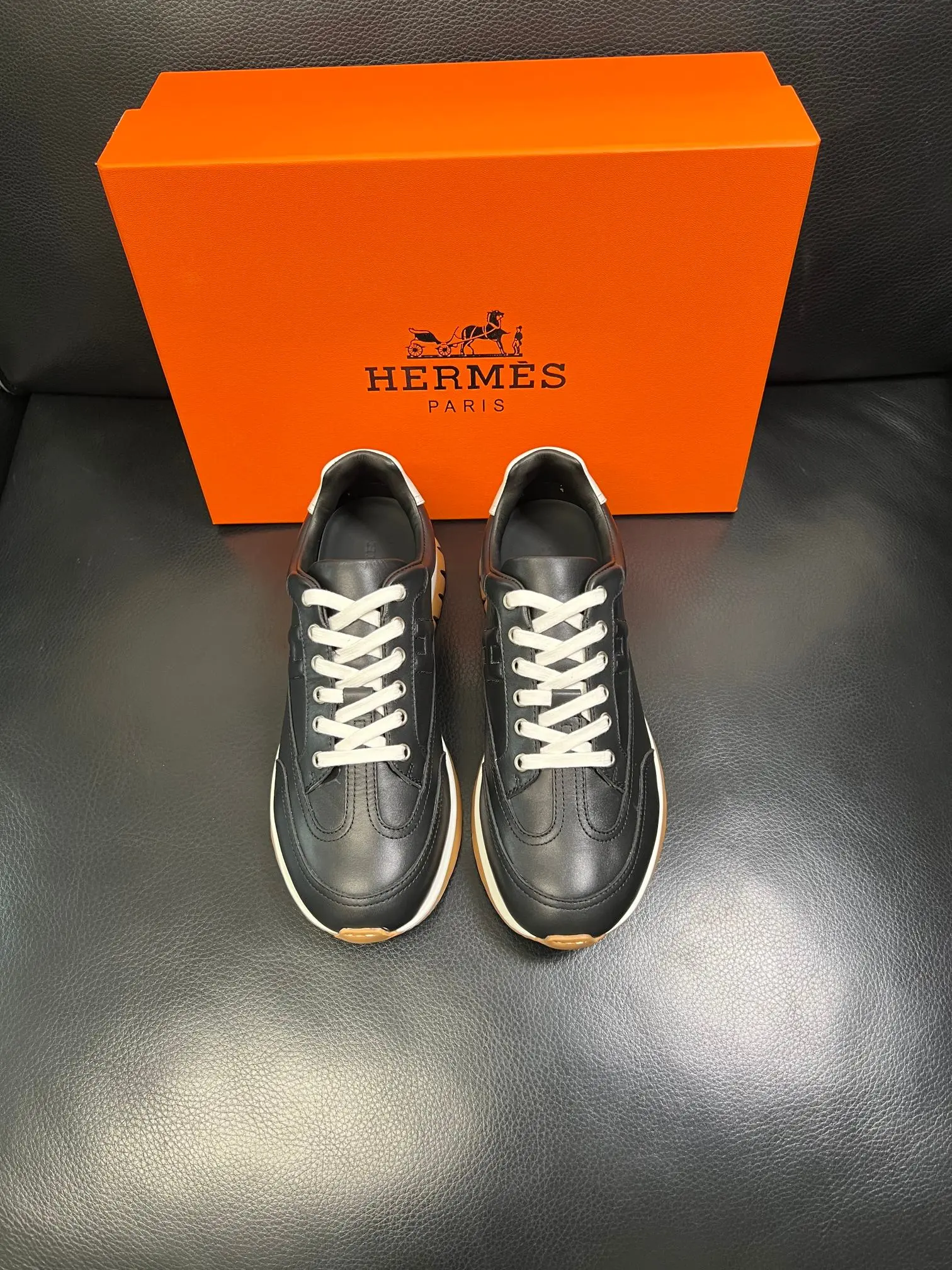 P210 Hermes 高品质 顶级工艺品 爱马仕 专柜同步发售原厂配置,意大利进口原版牛皮面料,高品质拼接工艺,全进口水染牛皮里垫,鞋底:原厂特供原版底超级舒适,原厂跟单货 欢迎对比,码数 38-44( 订做 45 )