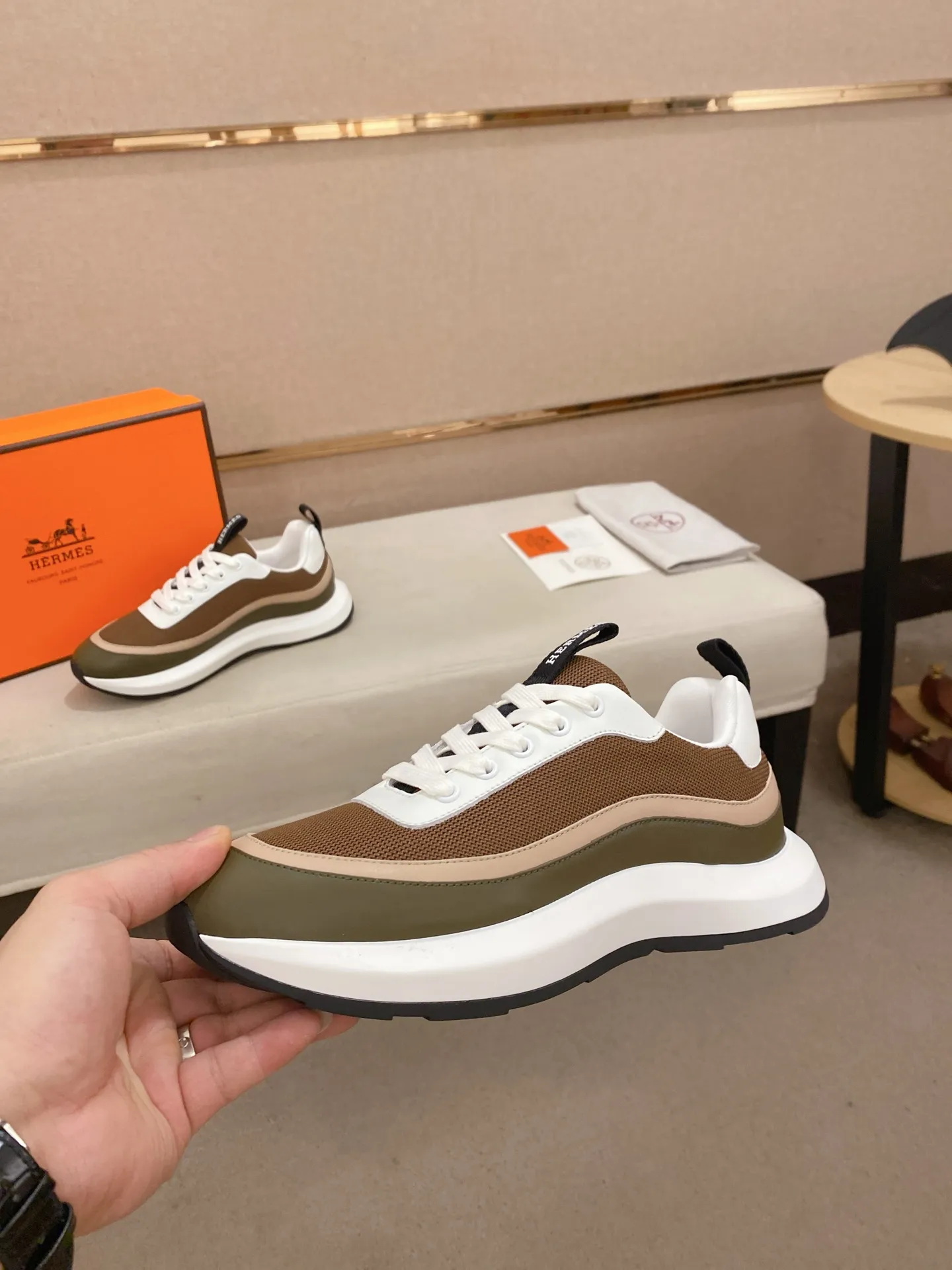 出厂价: 300💰《HERMES》【经典原单&bull;版本】爱马仕；顶级🔝代购🔍🔍男士最新🇺🇸专柜同步发售，意大利进口原版▲▲丝绸牛皮搭配透气布料▲▲（凸显高端&middot;贵气&middot;档次）做工考究（意大利🇮🇹进口水染🐂牛皮内里）鞋底：原厂特供原版底，⚠️独家双层活动&middot;TPR&middot;橡胶&middot;组合成型大底;超级&middot;舒适&middot;耐磨&middot;防滑&middot;环保 实物拍摄实物更漂亮（高品质&middot;跟单货）可随意进出专柜＊ 码数：38&middot;39&middot;40&middot;41&middot;42&middot;43&middot;44#（可订做45.)