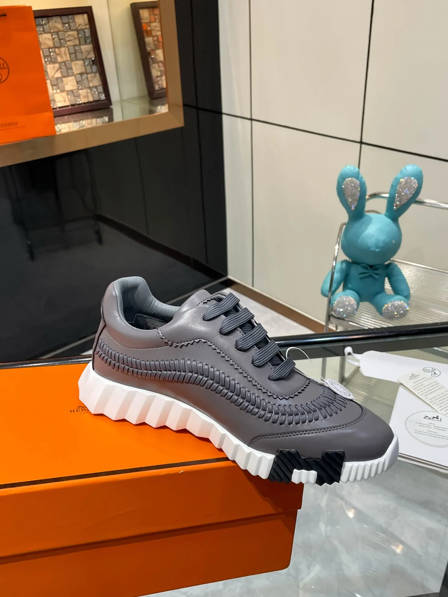 Hermes 310💰顶级版本爱马仕H家经典 休闲运动鞋，最高版本，鞋底上饰以夸张&ldquo;H&rdquo;字母，斜体设计和鲜艳色彩展现活力，延续品牌设计灵感！ 非常漂亮的一款休闲鞋，大气而又不失可爱！经典的款型，独具魅力的增高鞋！ 原版面料1:1，内里为原版透气进口羊皮里，垫脚进口羊皮，大底定制私模：T P U十P U抽真空一体成型，原版套楦工艺，原版包装盒📦配鞋履收纳袋，手提袋，鞋盒带蓝光防伪标识！ 女码35.36.37.38.39.40.41.42 男码39.40.41.42.43.44.45.46