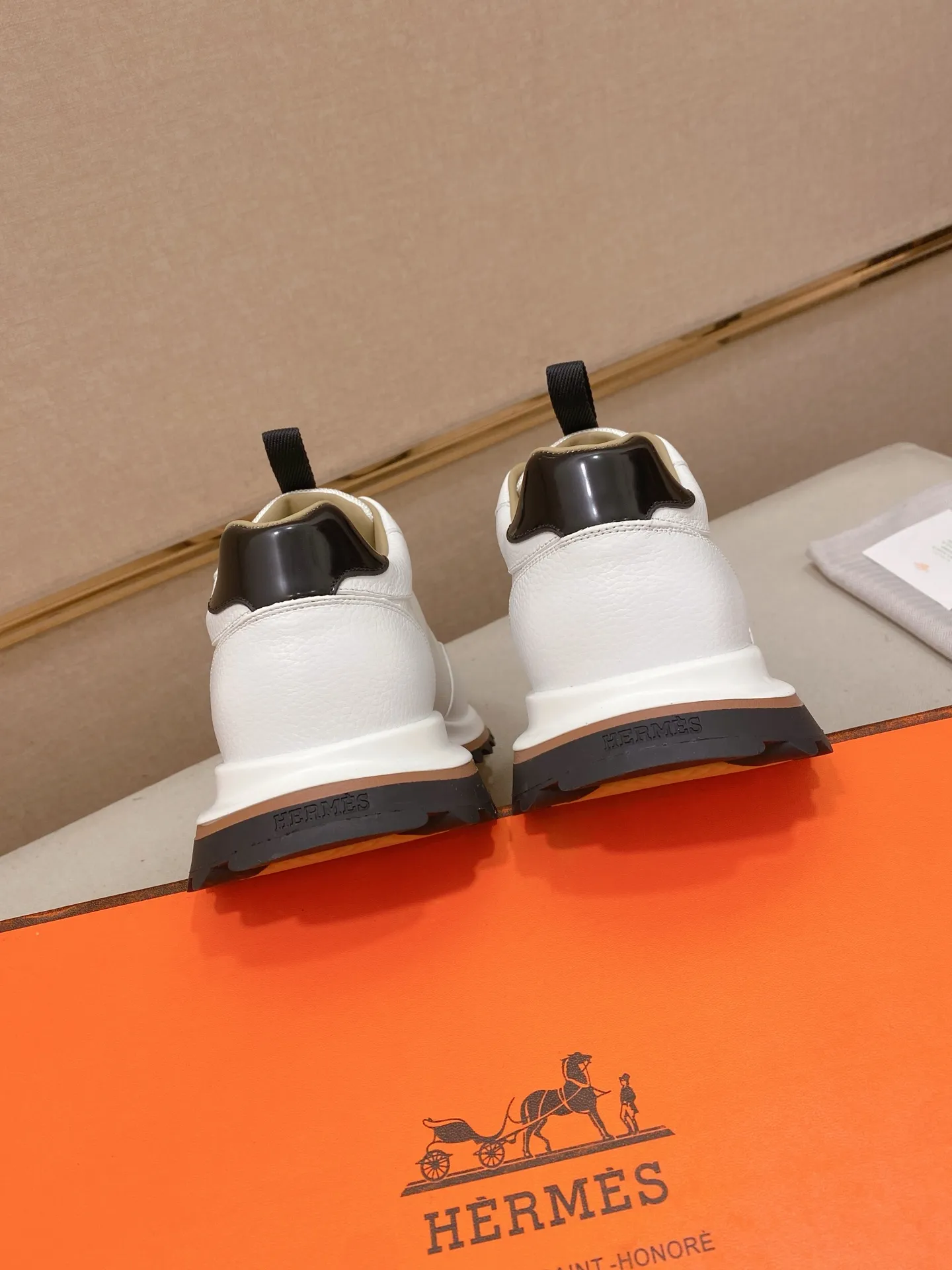 工厂价: 310💰HERMES/爱马仕 Leader运动鞋！ 多色拼接高科技斜纹、小牛皮和麂皮山羊皮运动鞋。轻盈几何鞋底，打造时尚都市造型。 产品详情： 白色和橙色橡胶鞋底 黑色橡胶鞋底，橙色橡胶嵌饰浅自然色皮革嵌饰白色橡胶鞋头 米色羊羔皮内底和内衬 棉质饰带，橡胶字样 鞋底高度:4cm 尺码：38-39-40-41-42-43-44（45.46订做）